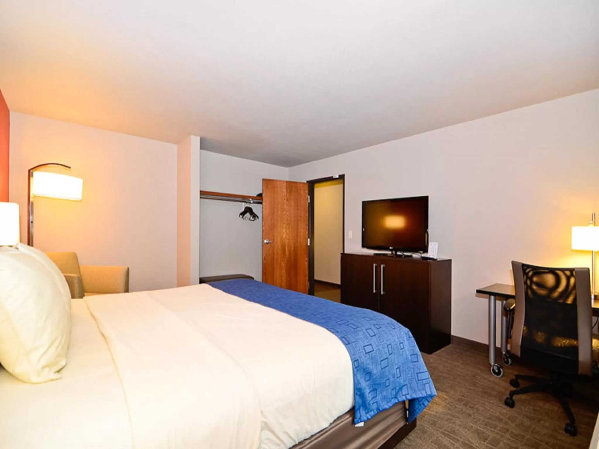 Bedroom, Bed in Astoria Hotel & Event Center