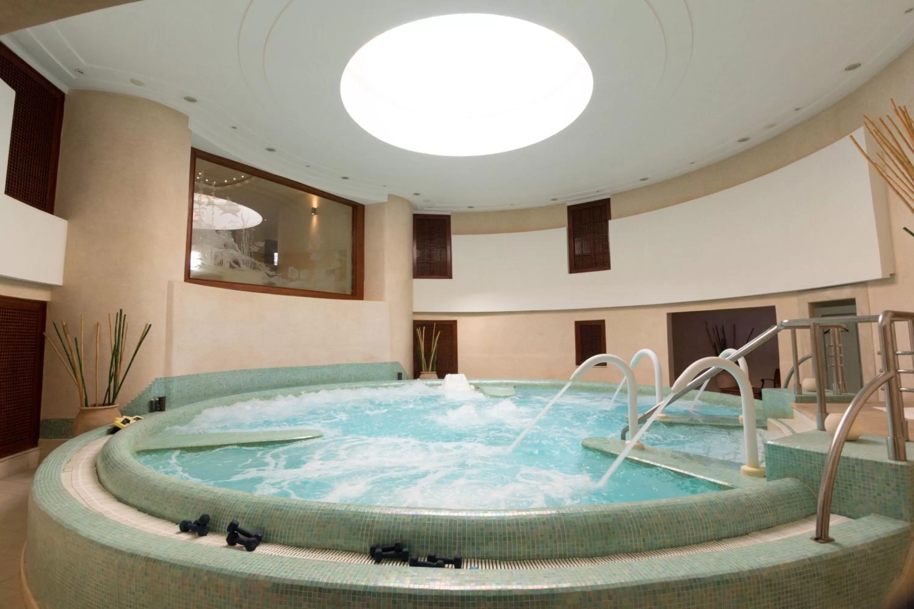 Hot Tub in L' Amphitrite Palace Beach Resort & Spa