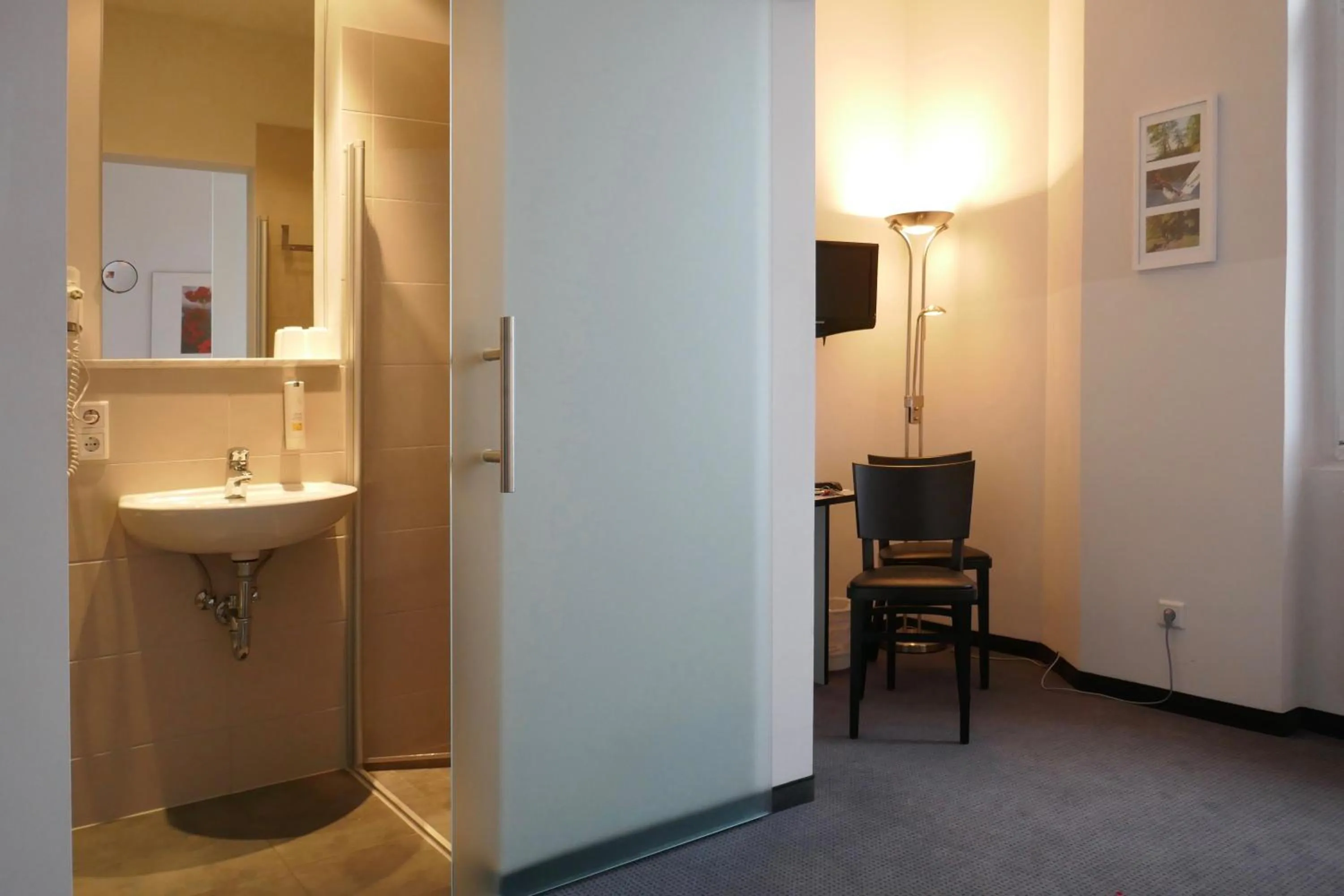 Shower in Hotel zwischen den Seen