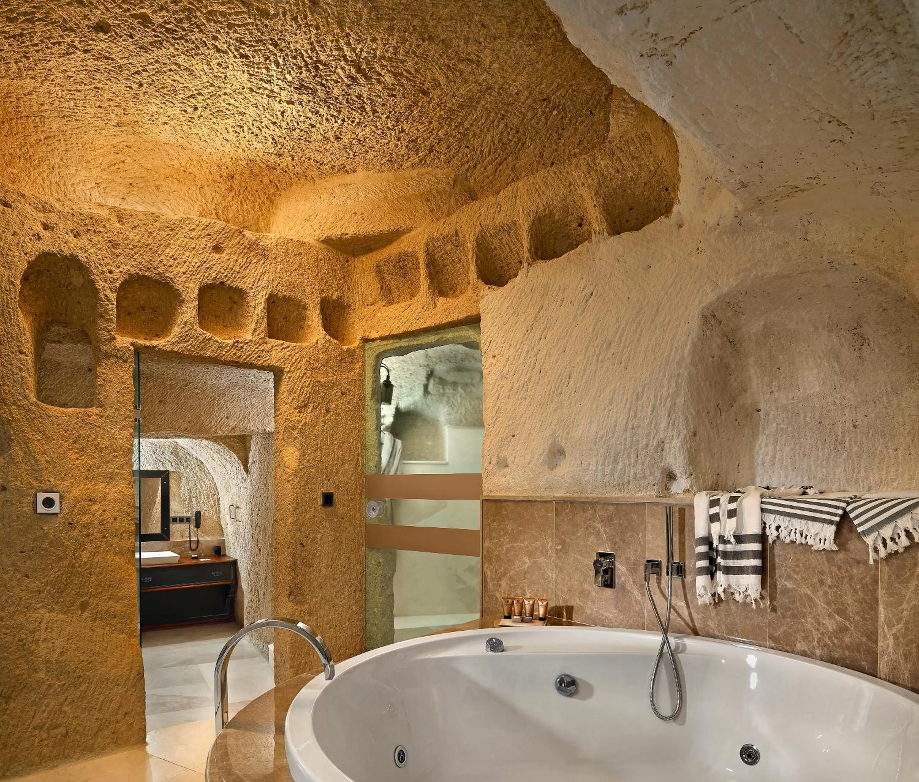 Hot Tub in Seraphim Cave Suites & SPA