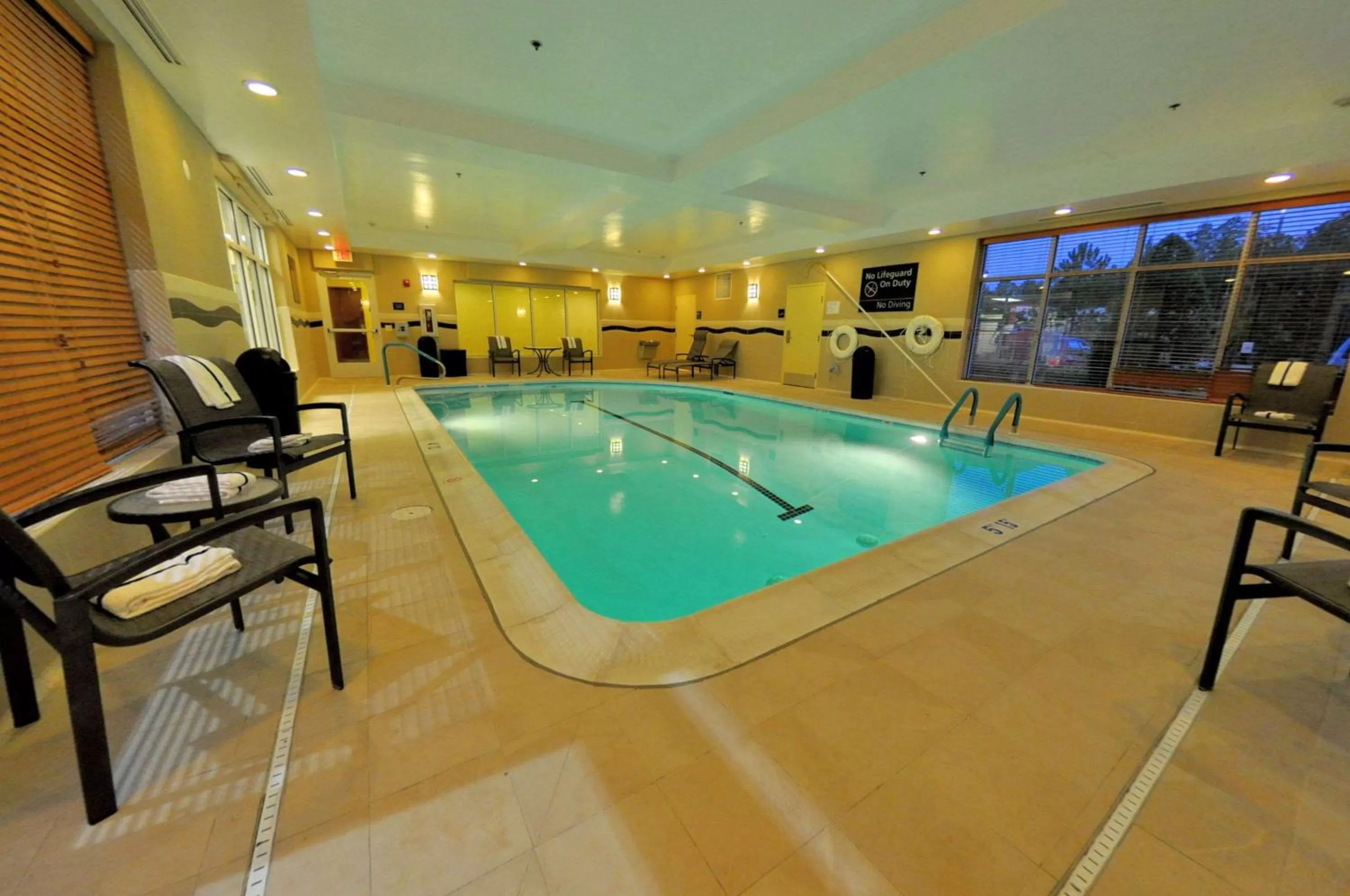 Pool view in Hampton Inn Richmond - Airport
