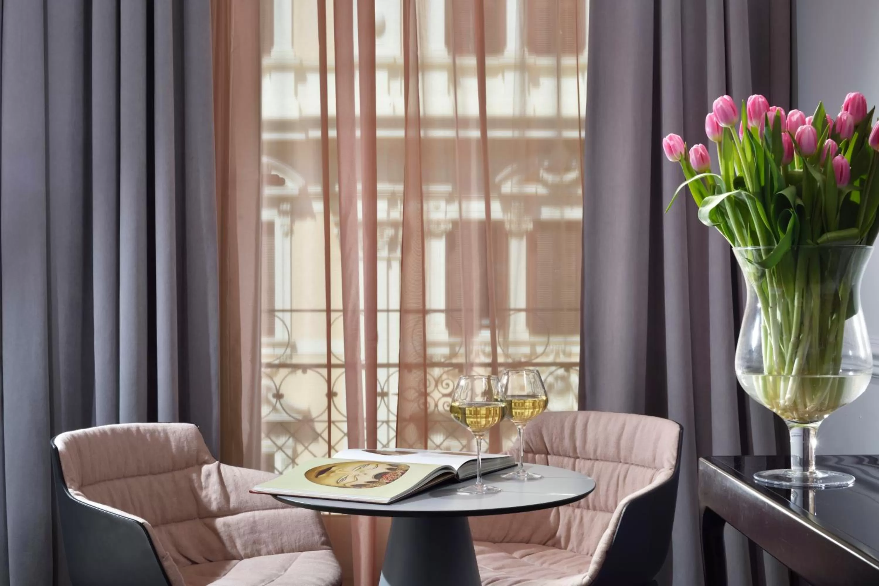 Seating area in Leon's Place Hotel In Rome