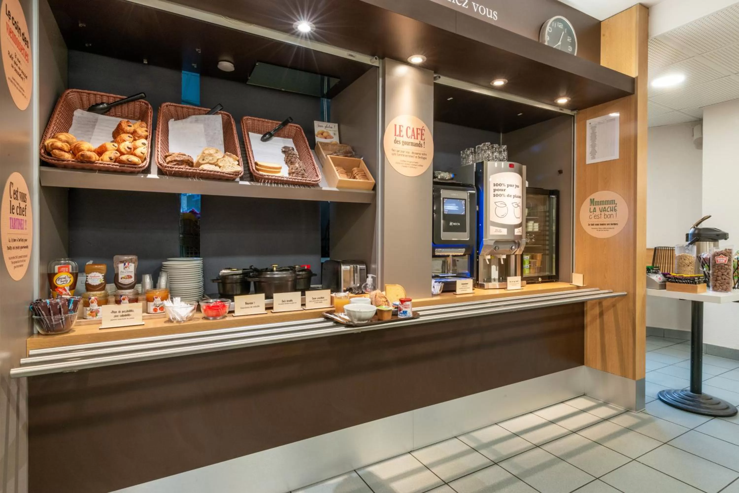 Buffet breakfast in B&B HOTEL Cholet Sud