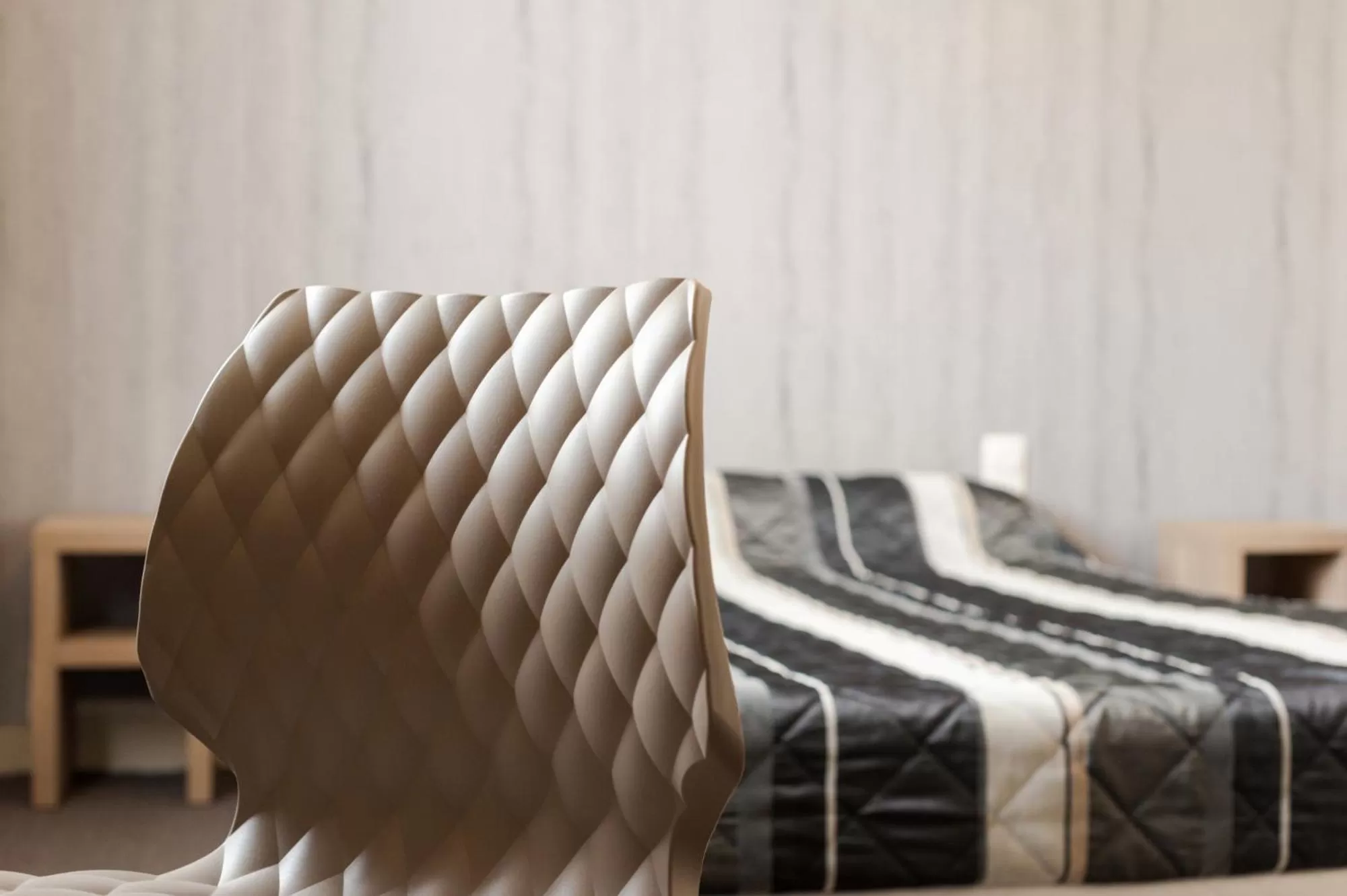 Seating area, Bed in The Originals City, Hôtel Le Savoy, Caen