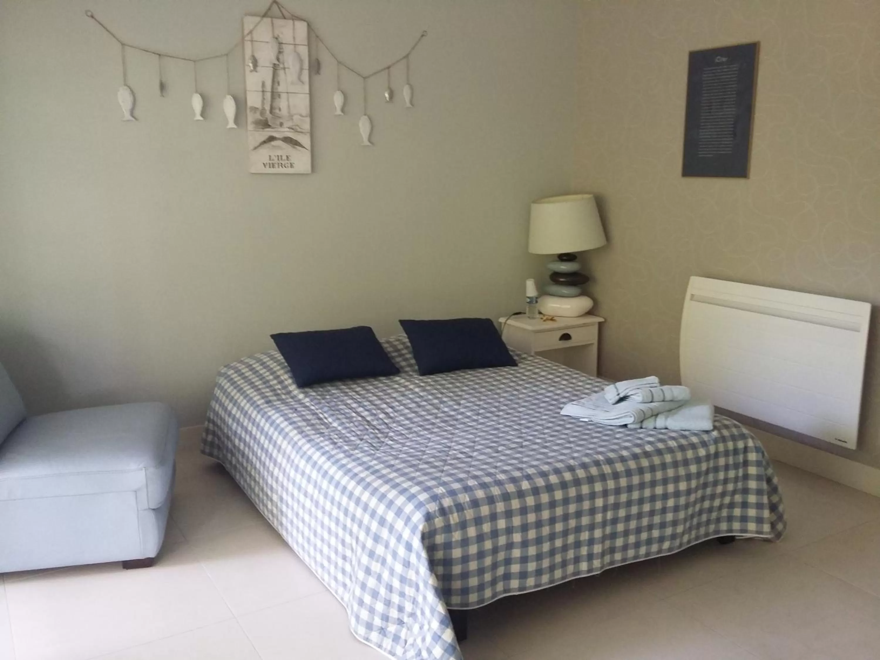 Living room, Bed in B&B La Forêt de Charmeuse