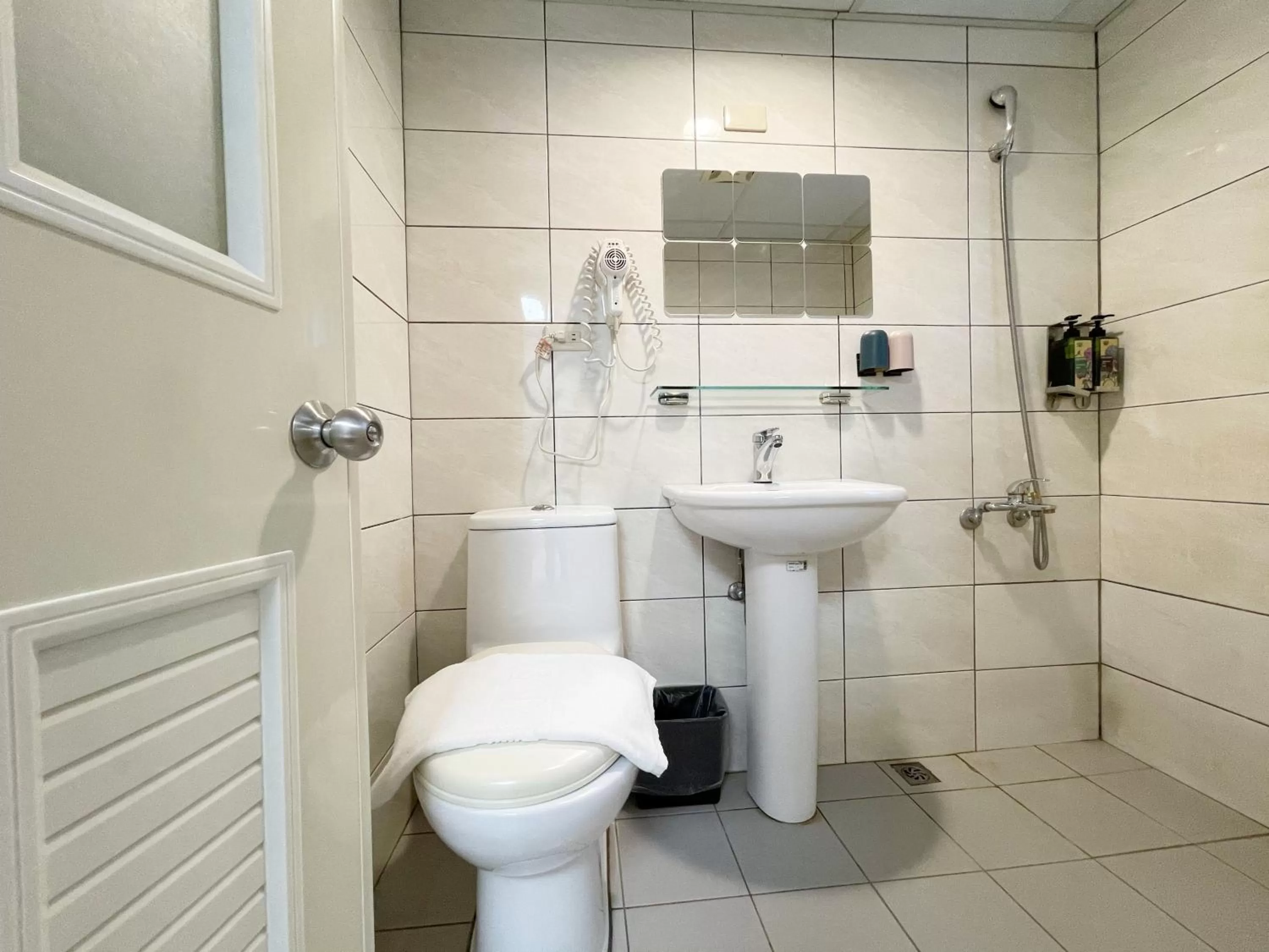 Bathroom in Sharon Inn