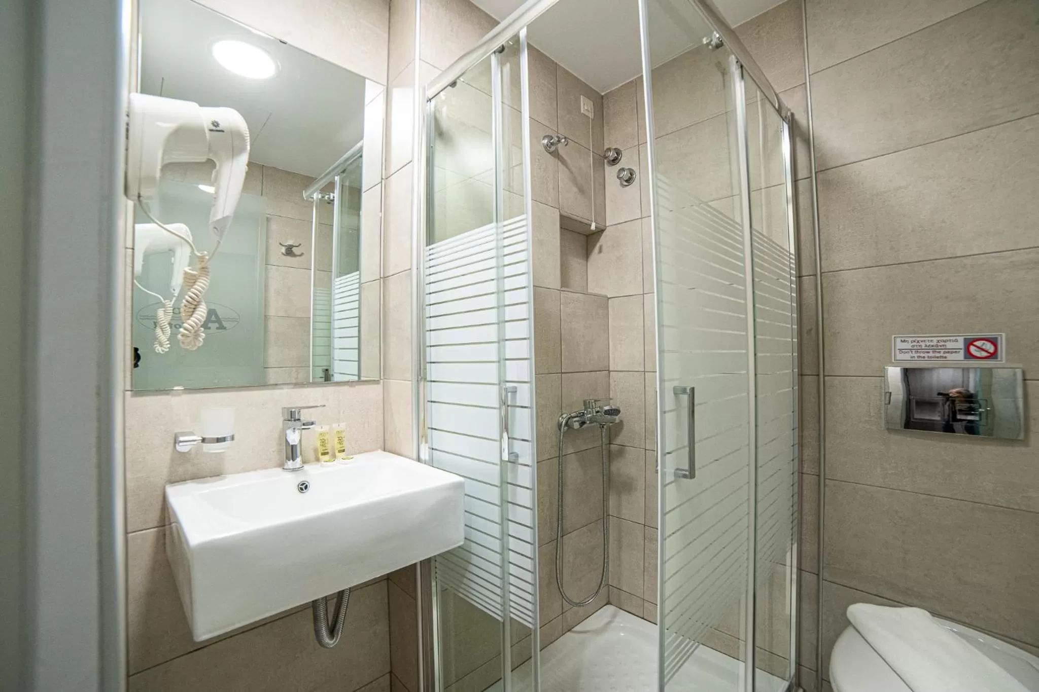 Bathroom in Argo Hotel Piraeus