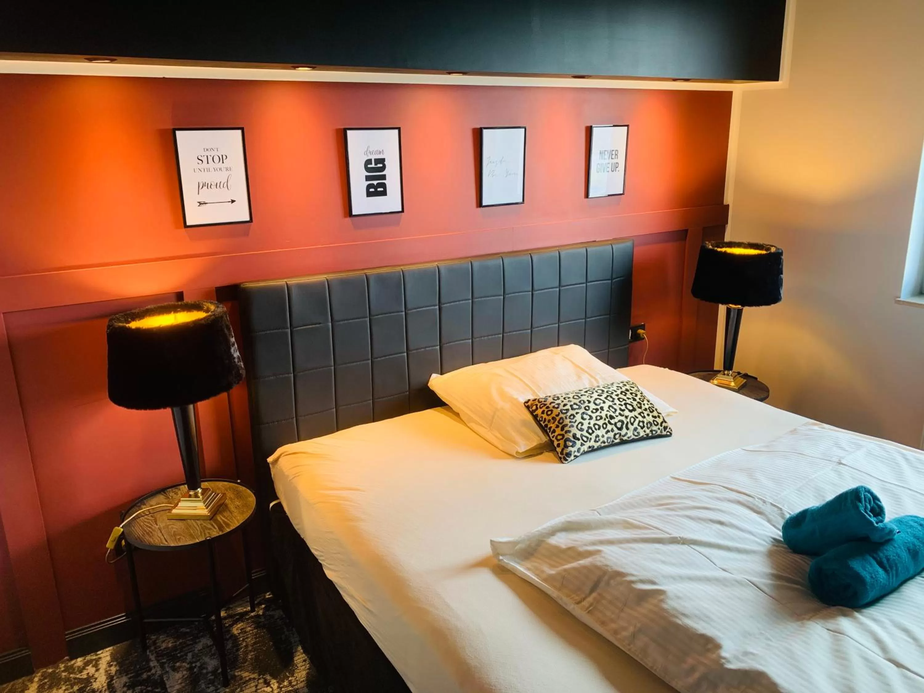 Bed in BESOTEL Mettmann