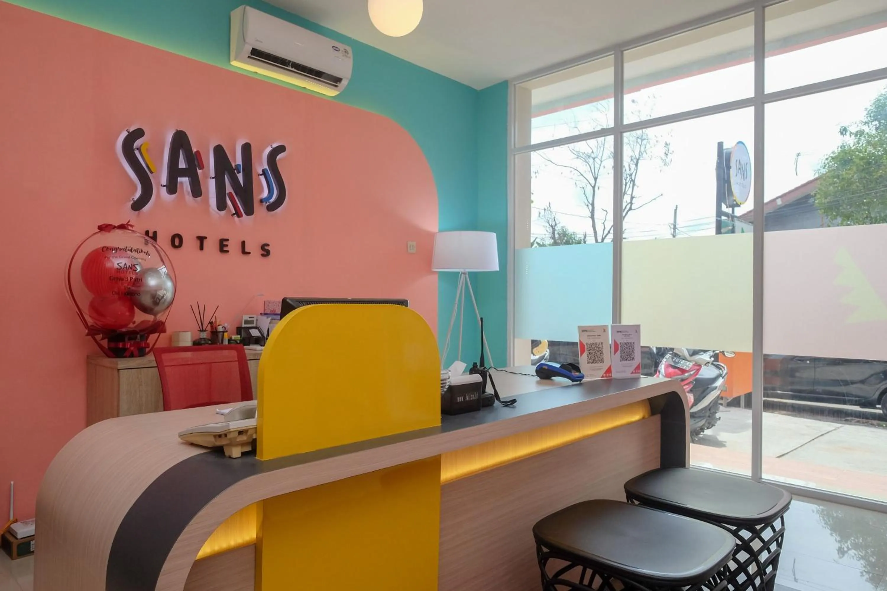 Lobby or reception in Sans Hotel Tiga Putri Semarang by RedDoorz