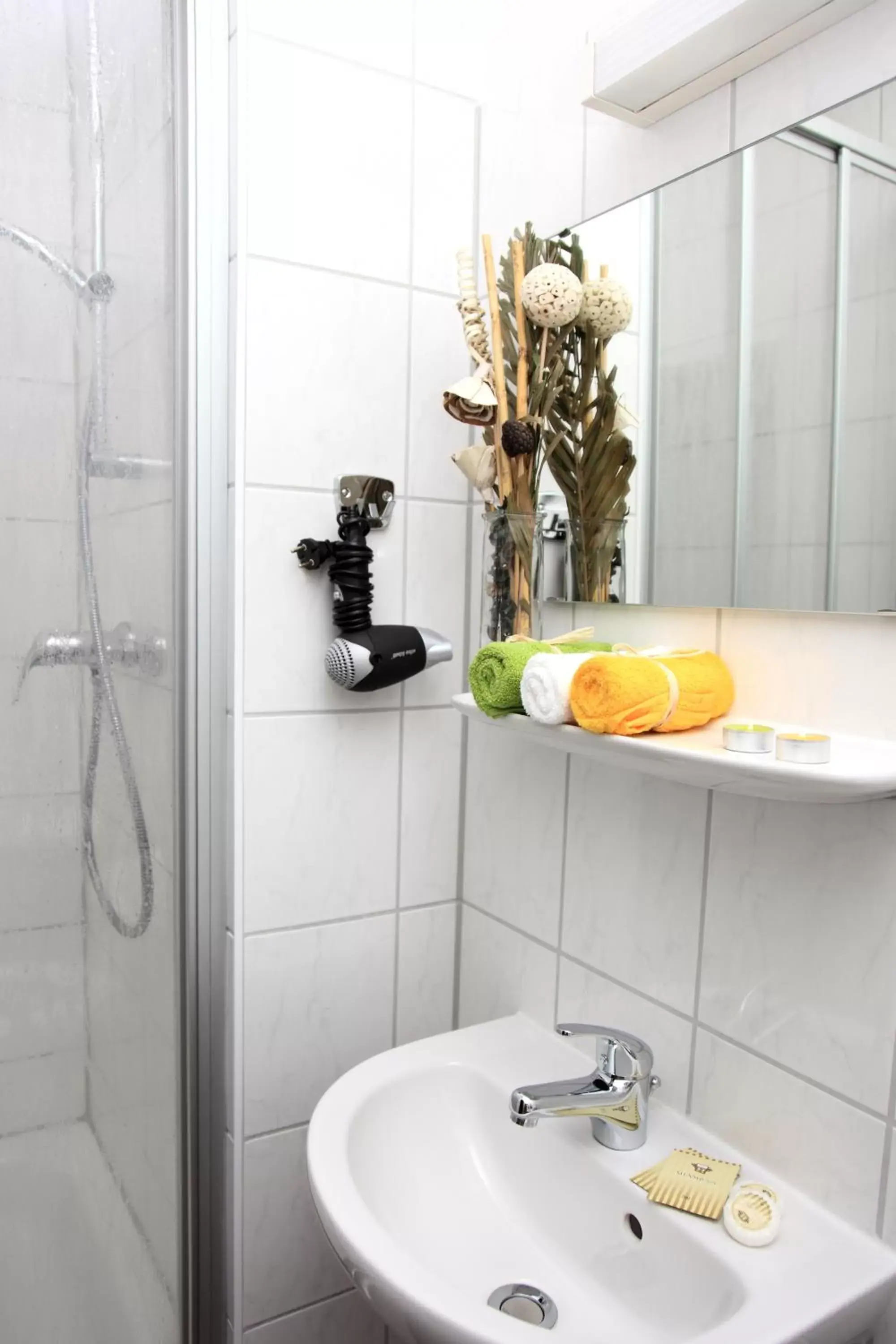 Economy Single Room With Shared Toilet in Hotel Central Inn am Hauptbahnhof Pension Economy Single Room With Shared Toilet in Hotel Central Inn am Hauptbahnhof Pension