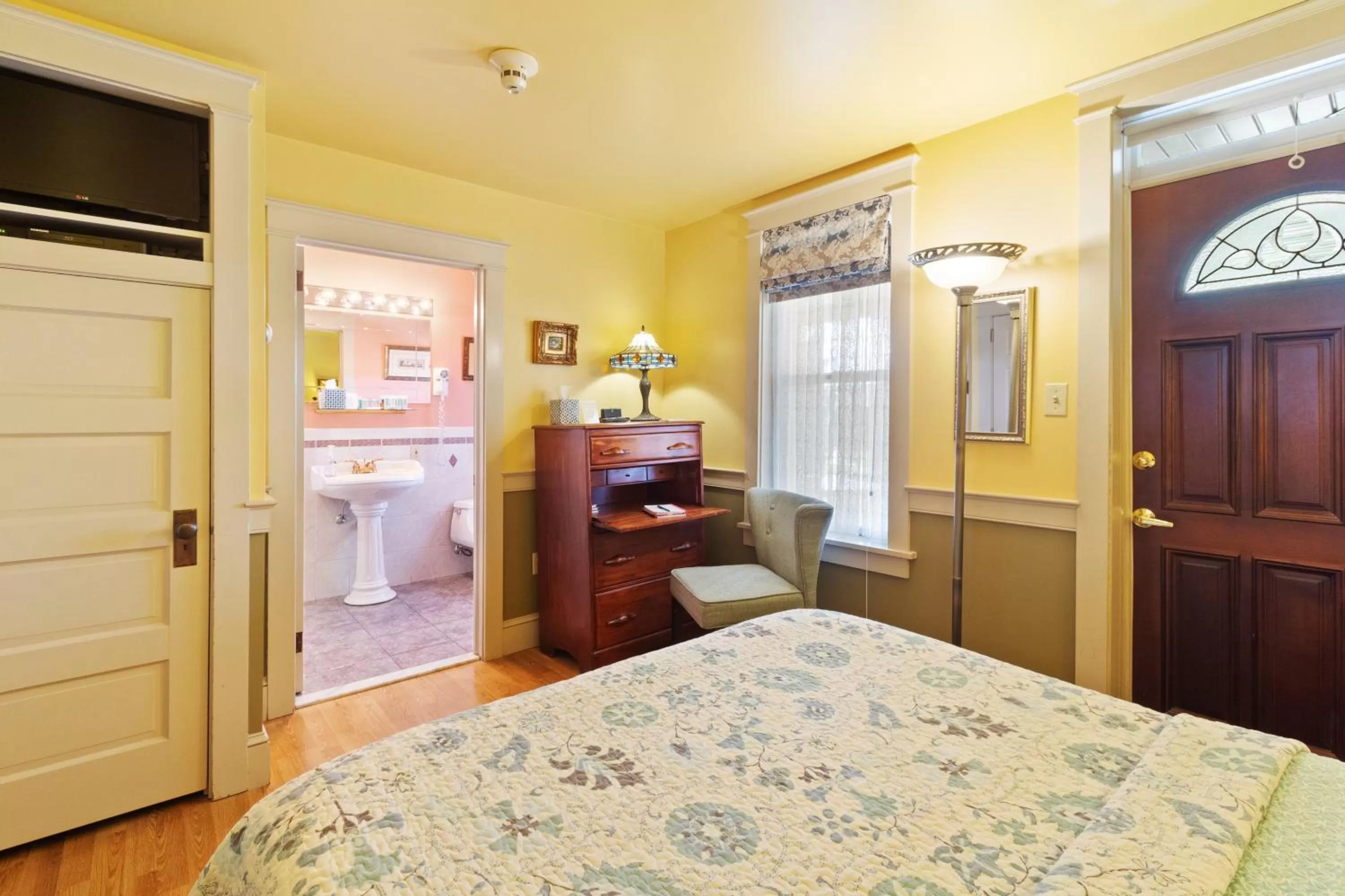 Bedroom, Bed in After Eight Bed and Breakfast