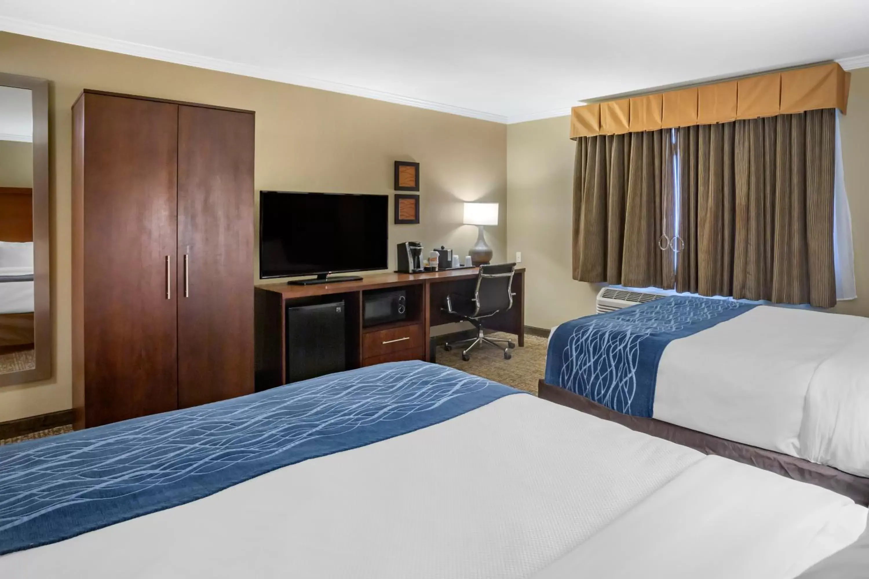 Deluxe Room, 2 Queen Beds, Accessible Tub Non Smoking in Comfort Inn Sunnyvale - Silicon Valley Deluxe Room, 2 Queen Beds, Accessible Tub Non Smoking in Comfort Inn Sunnyvale - Silicon Valley
