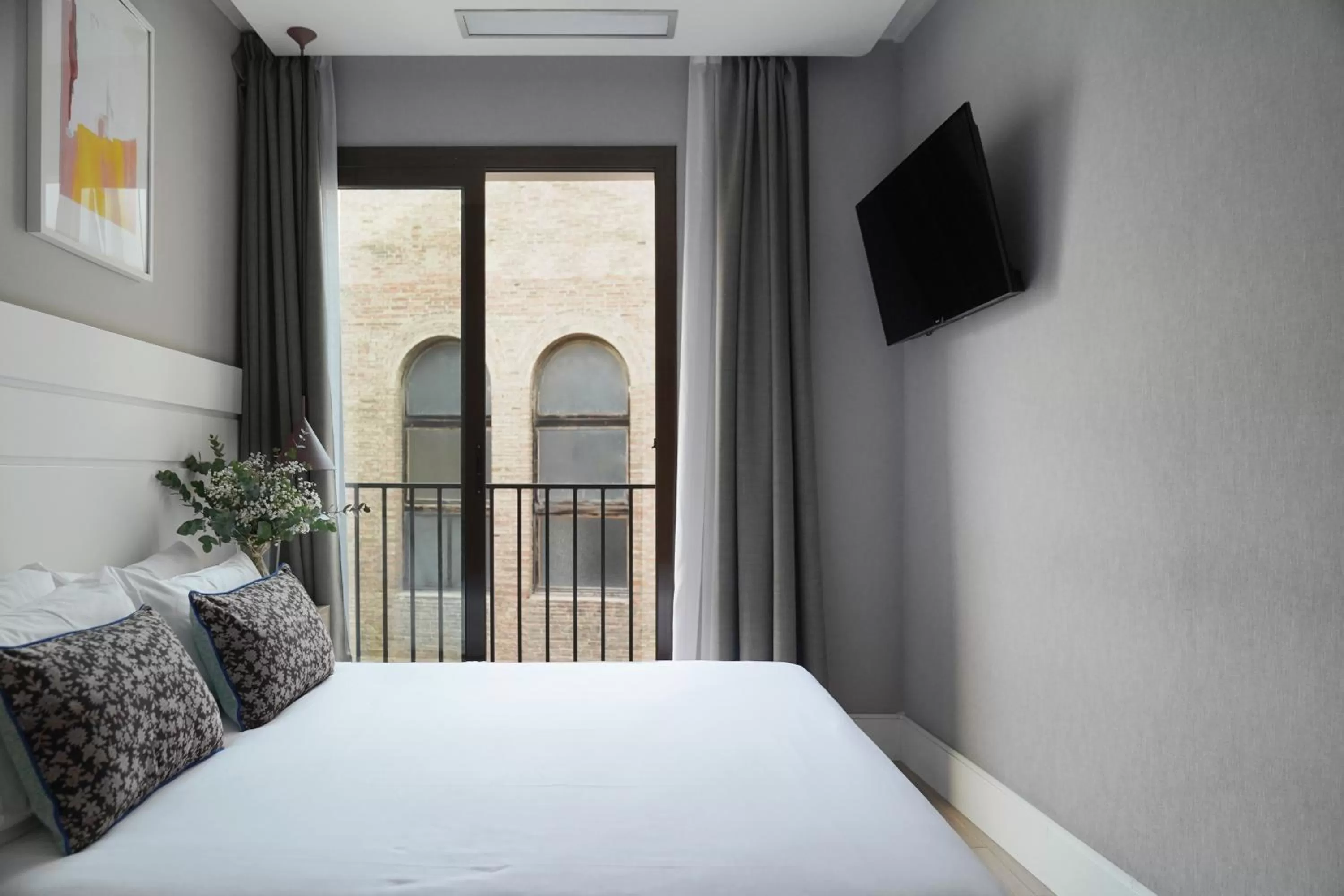 Bed in Numa Barcelona Brio