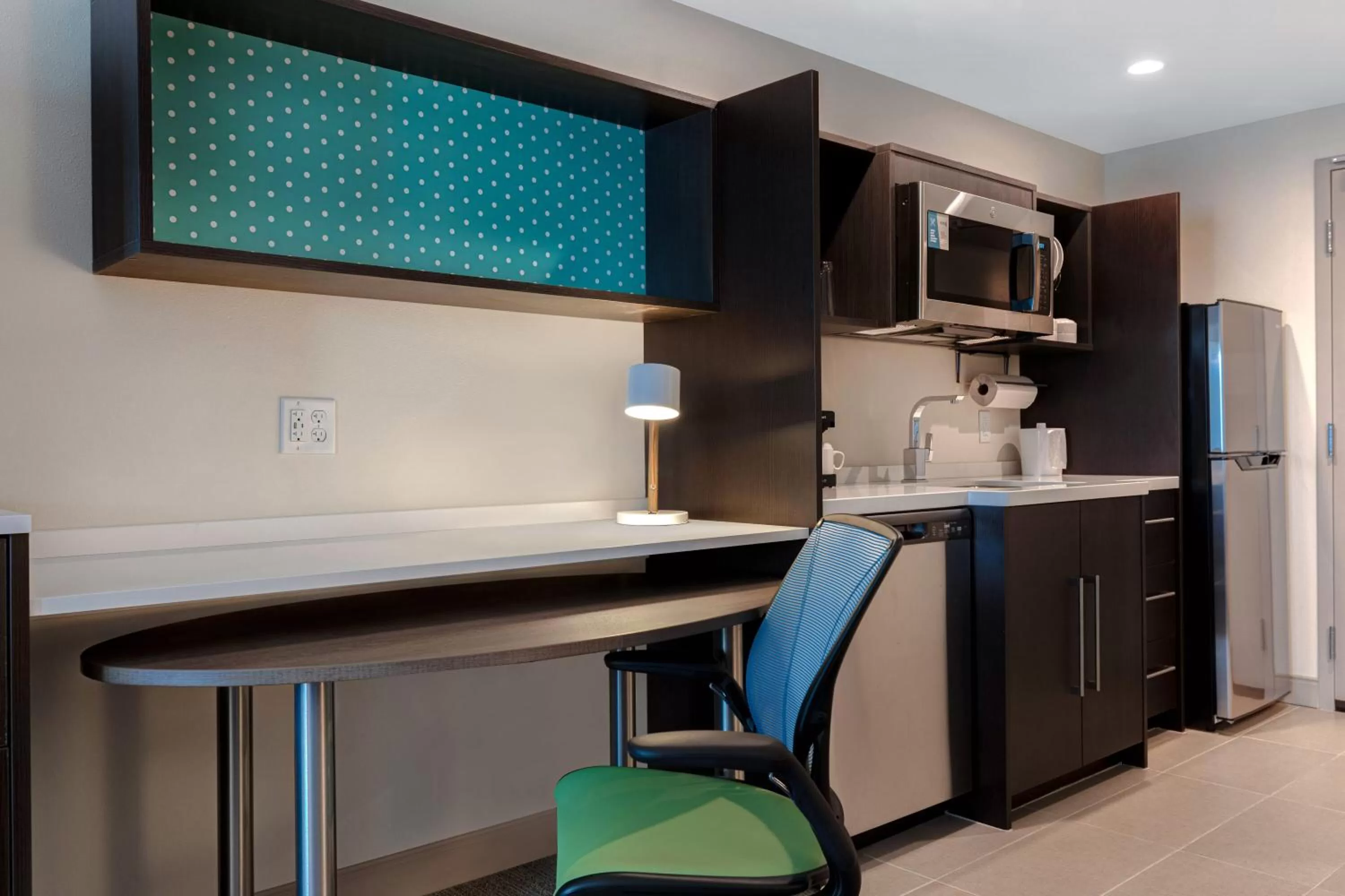 Kitchen or kitchenette in Home2 Suites By Hilton Allentown Bethlehem Airport