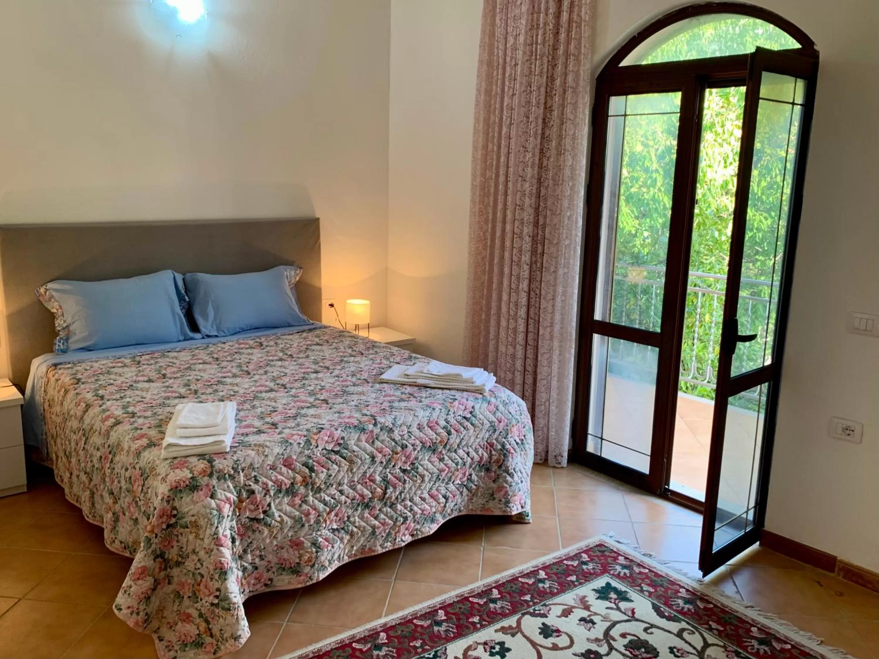 Balcony/Terrace, Bed in Guesthouse Villa Rosa Berat