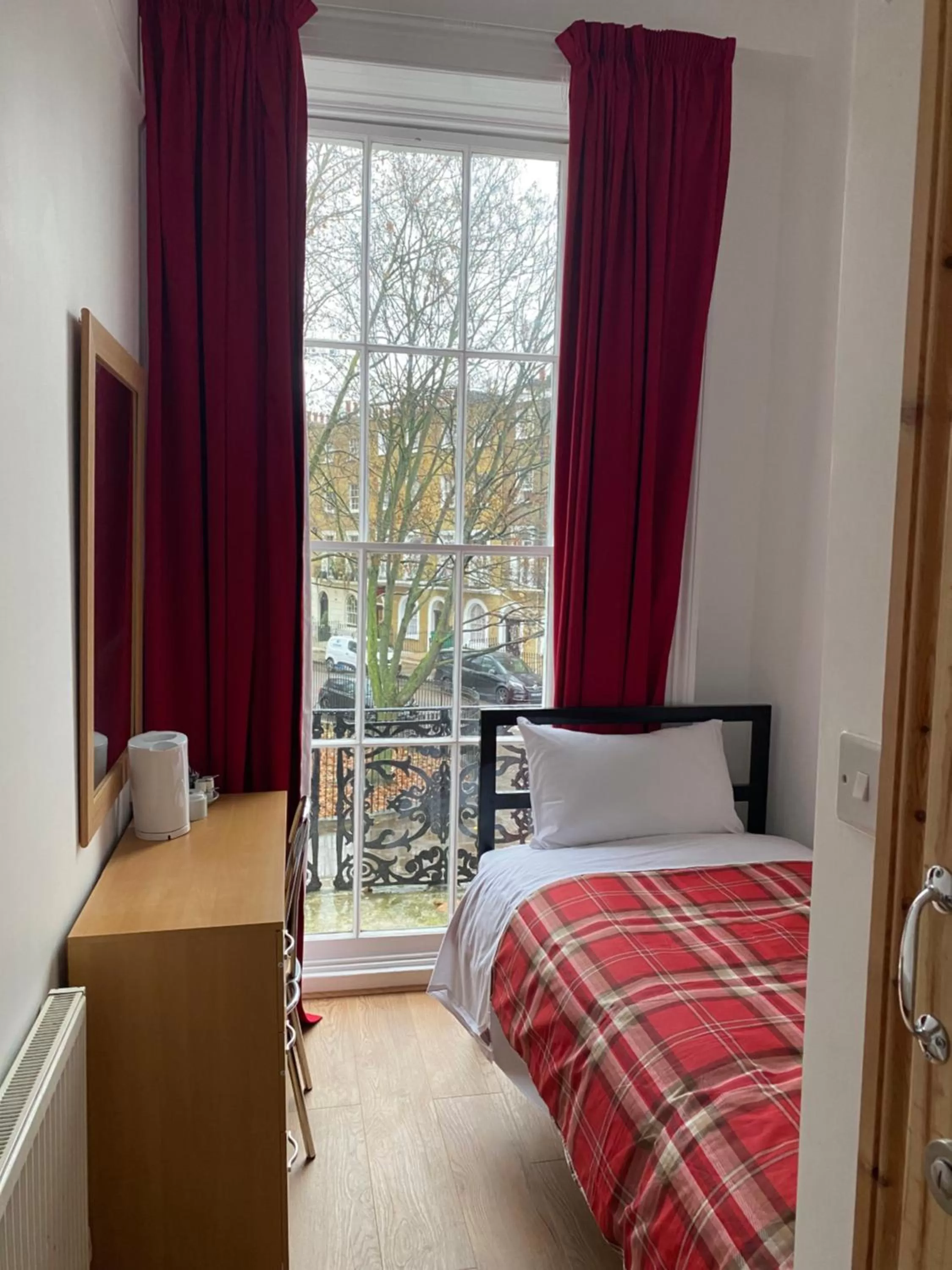 Bed in 27 Argyle Square