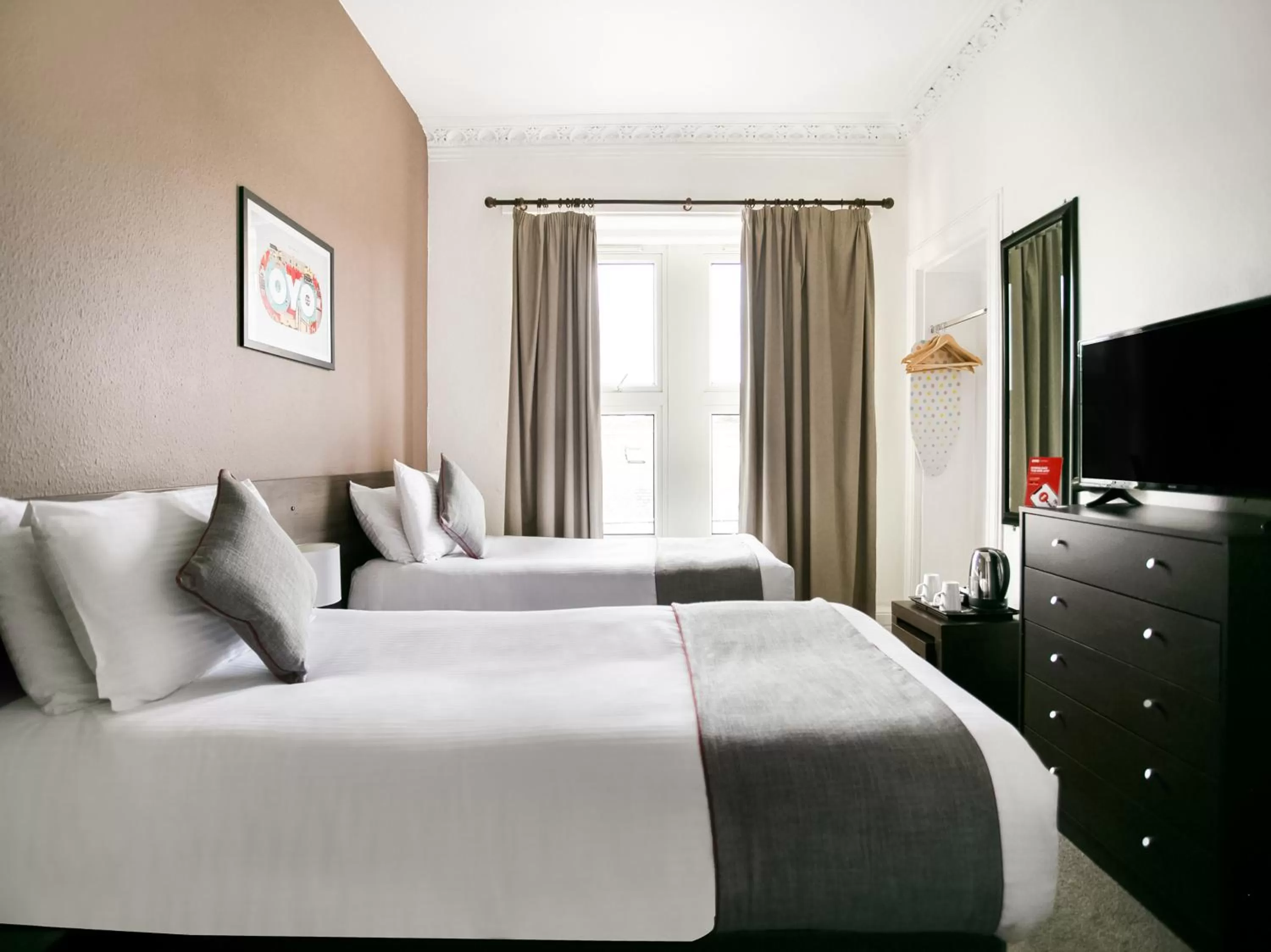 Bedroom, Bed in Corner Hotel