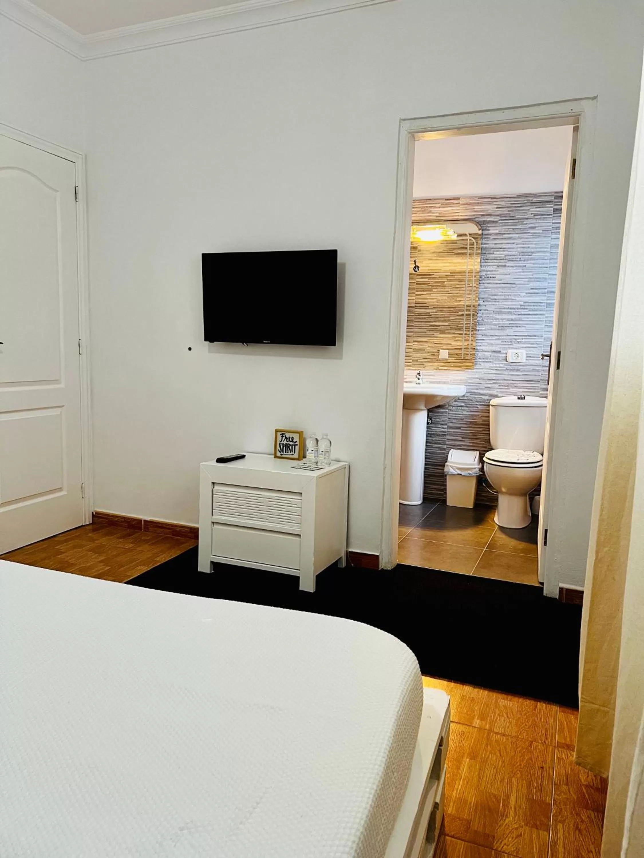 Bedroom, Bed in El jardin de Iris