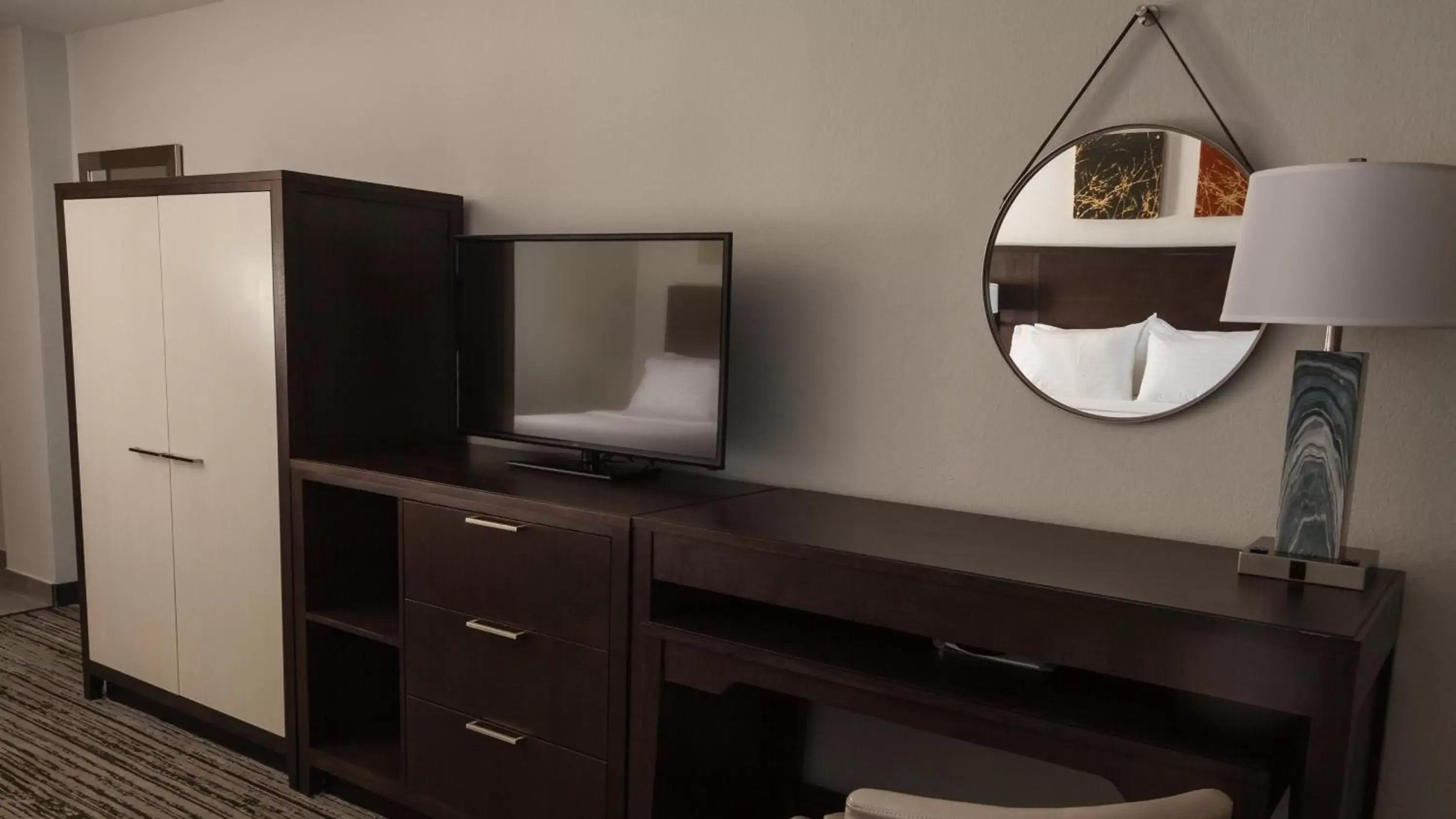 King Room - Disability Access Tub in Holiday Inn Alexandria - Downtown, an IHG Hotel King Room - Disability Access Tub in Holiday Inn Alexandria - Downtown, an IHG Hotel