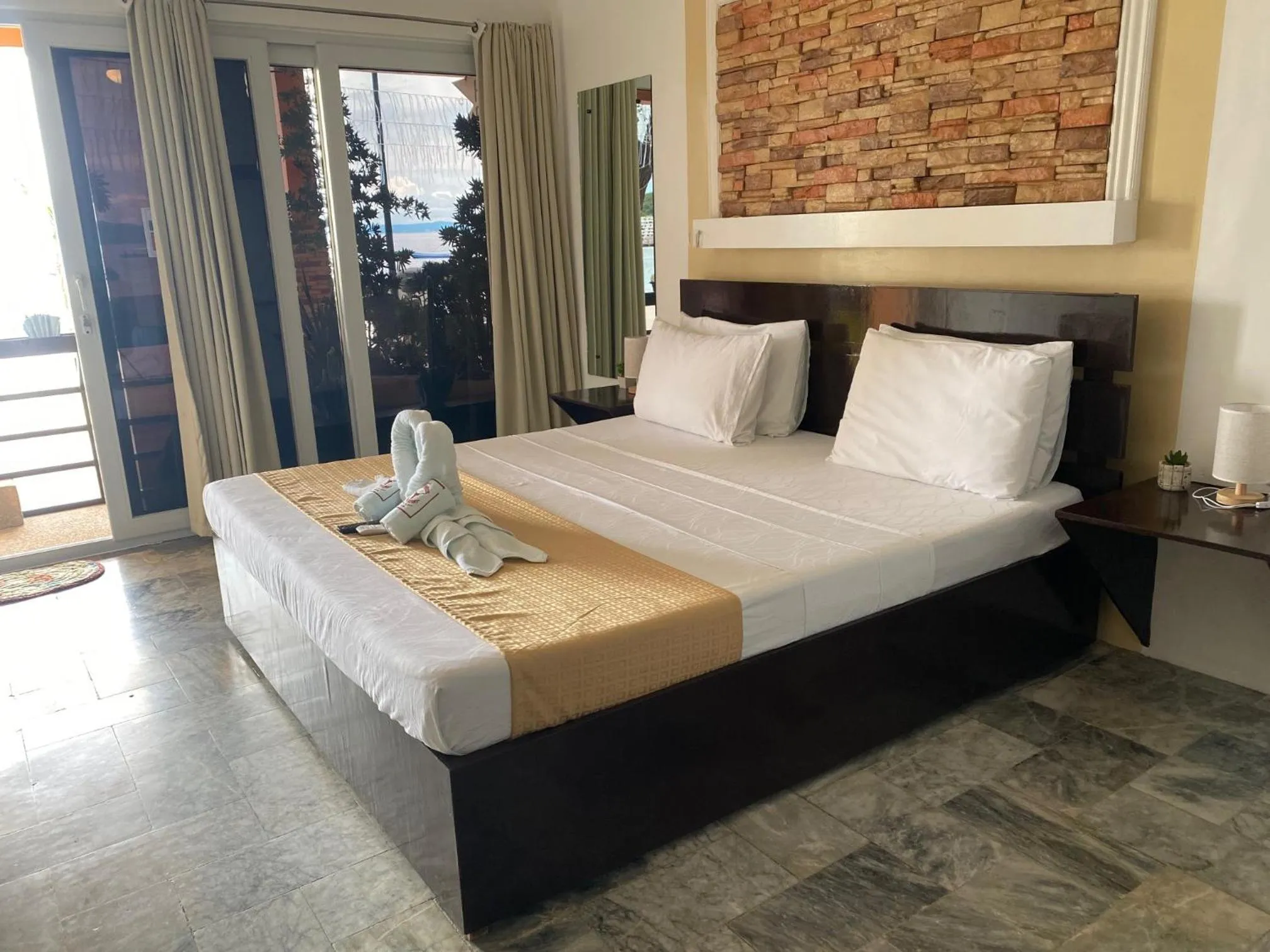 Bed in Papa Freds Beach Resort