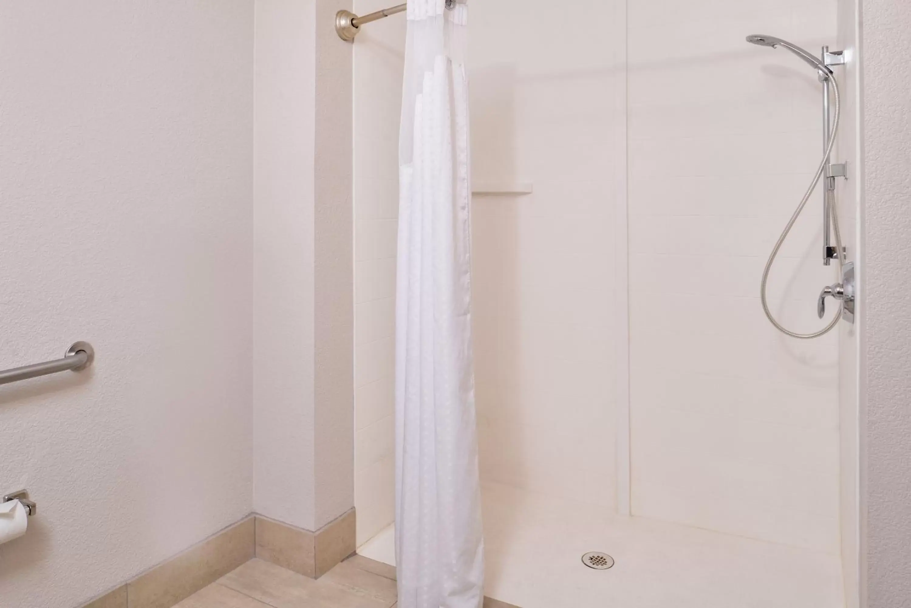 Standard King Room with Mobility Accessible Roll-In Shower in Holiday Inn Express Westley by IHG Standard King Room with Mobility Accessible Roll-In Shower in Holiday Inn Express Westley by IHG