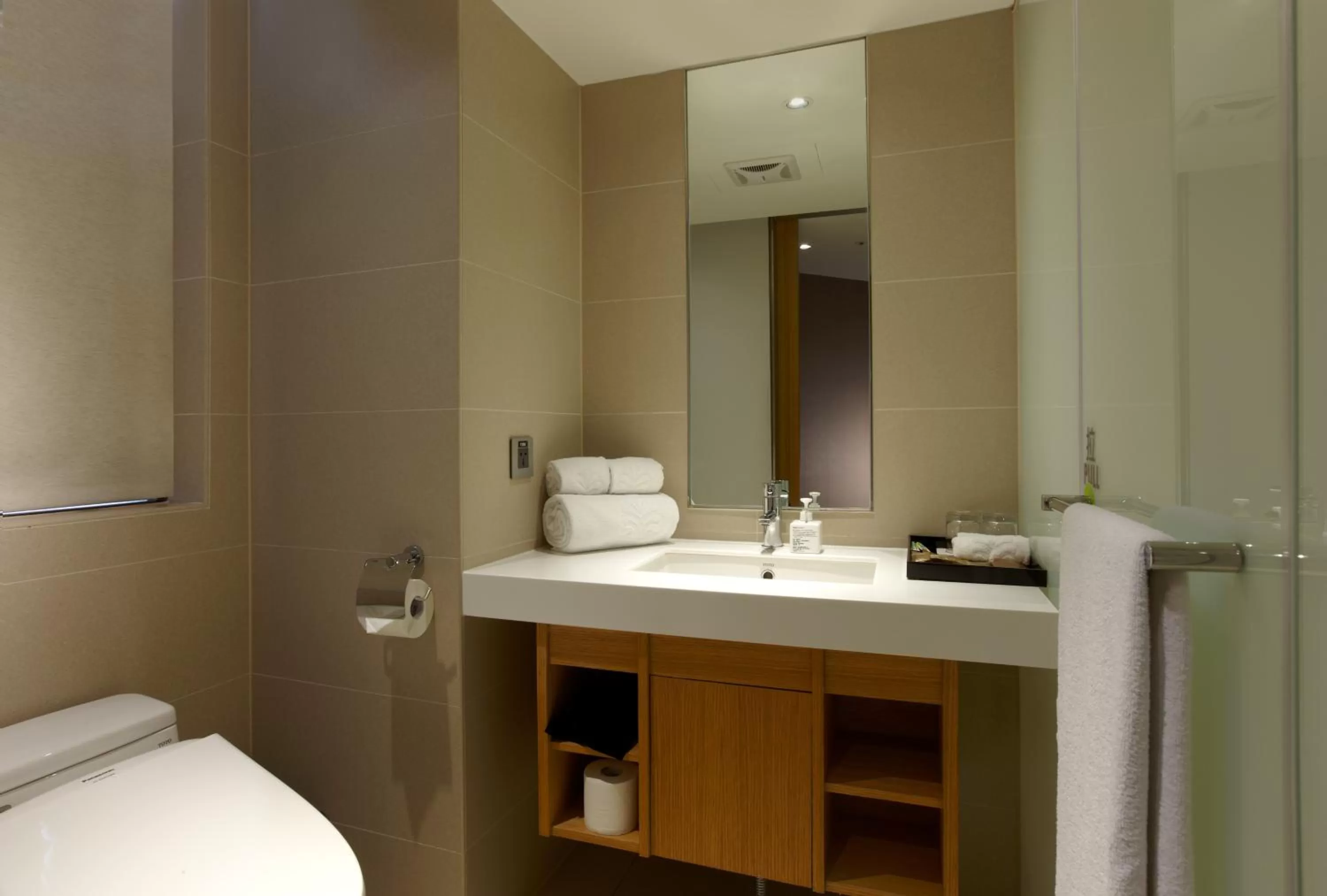 Toilet in Royal Inn Taipei Linsen - Huashan 1914 Creative Park