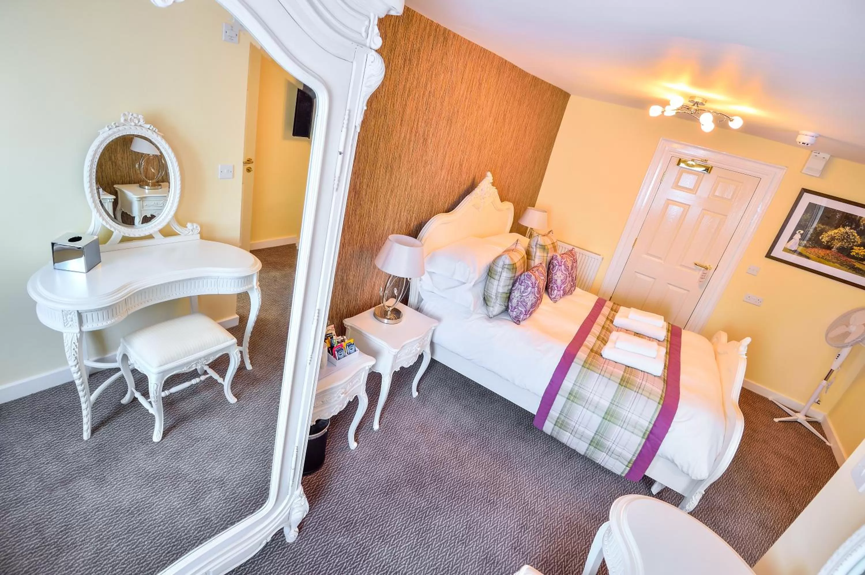 Photo of the whole room, Bed in The George Hotel