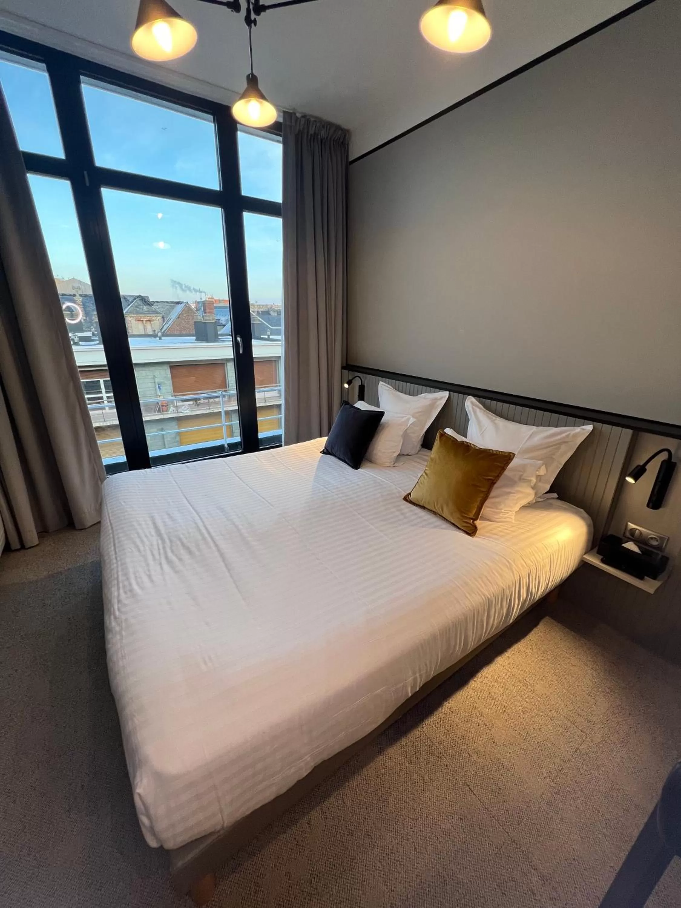 Photo of the whole room, Bed in L'Échappée - Hôtel Casino Dieppe