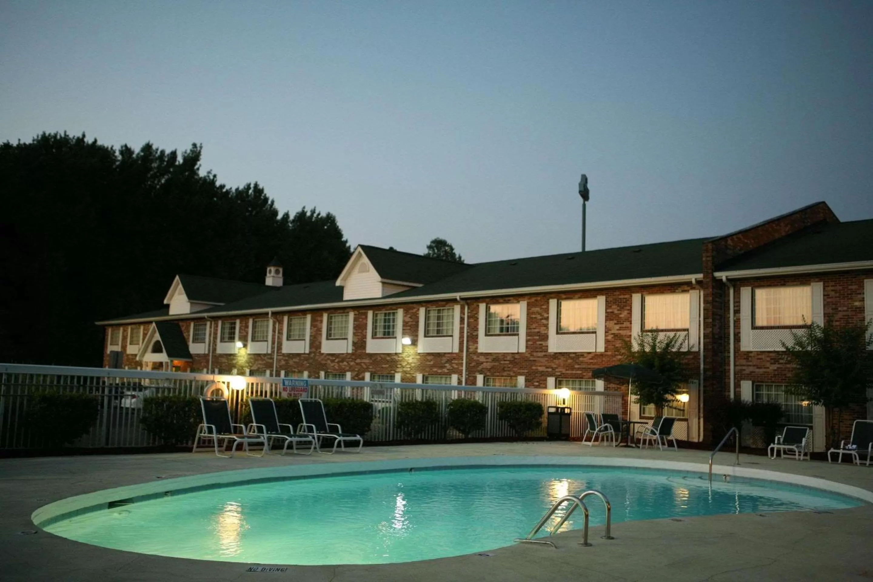 Swimming pool in Country Inn & Suites by Radisson, Charlotte I-85 Airport, NC