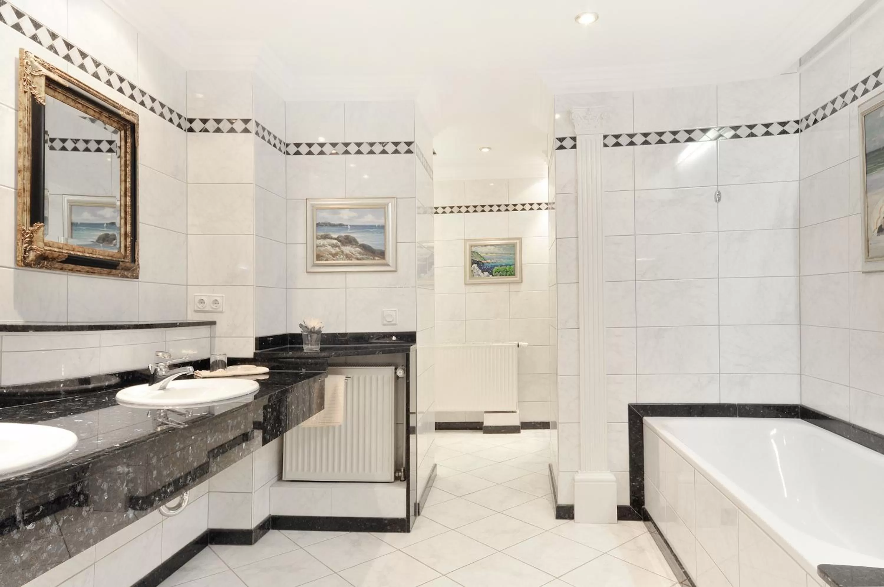 Photo of the whole room, Bathroom in Hotel Residenz am Rosengarten