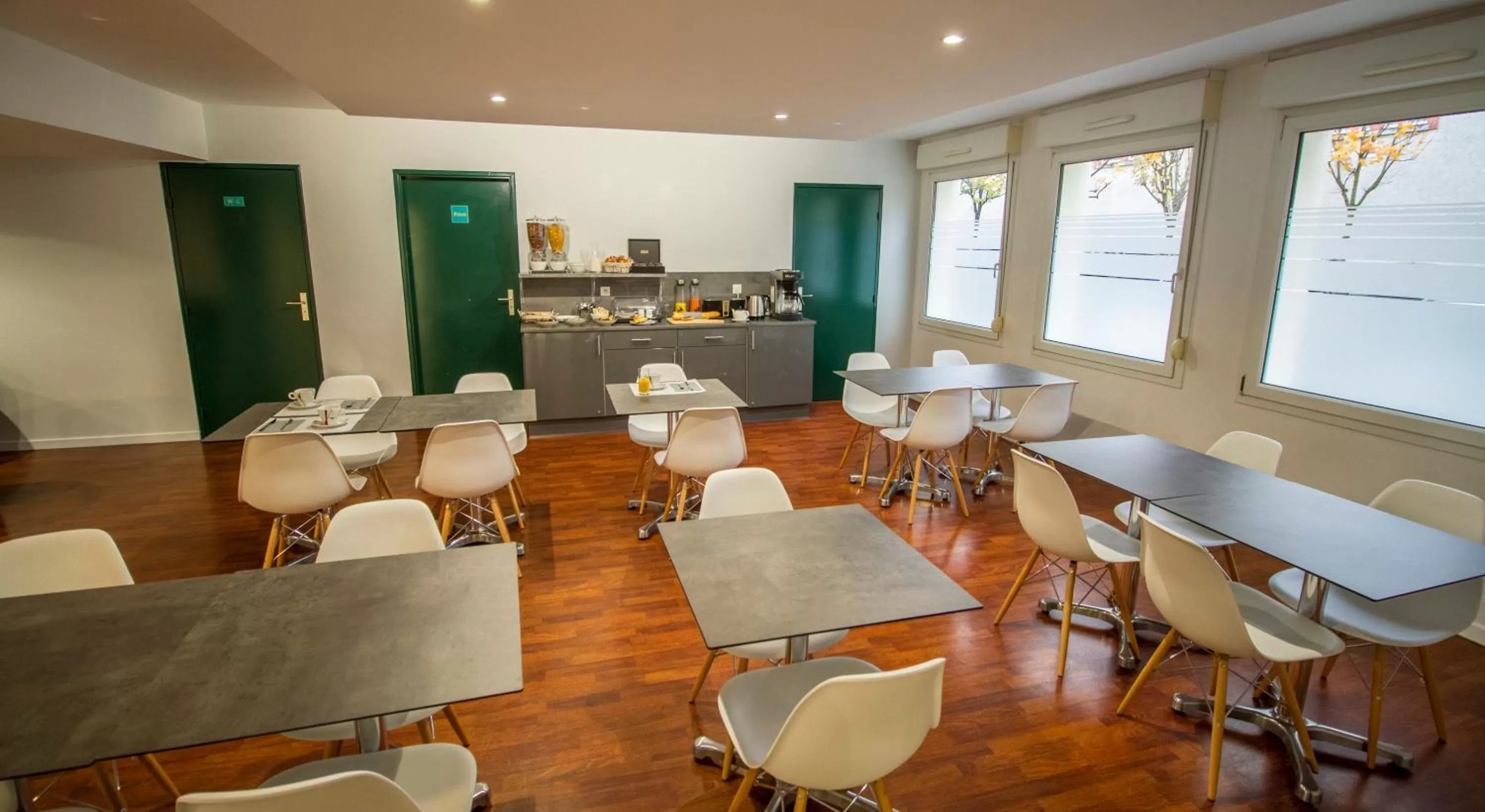 Breakfast in KOSY Appart'hôtel Le Champ De Mars Reims