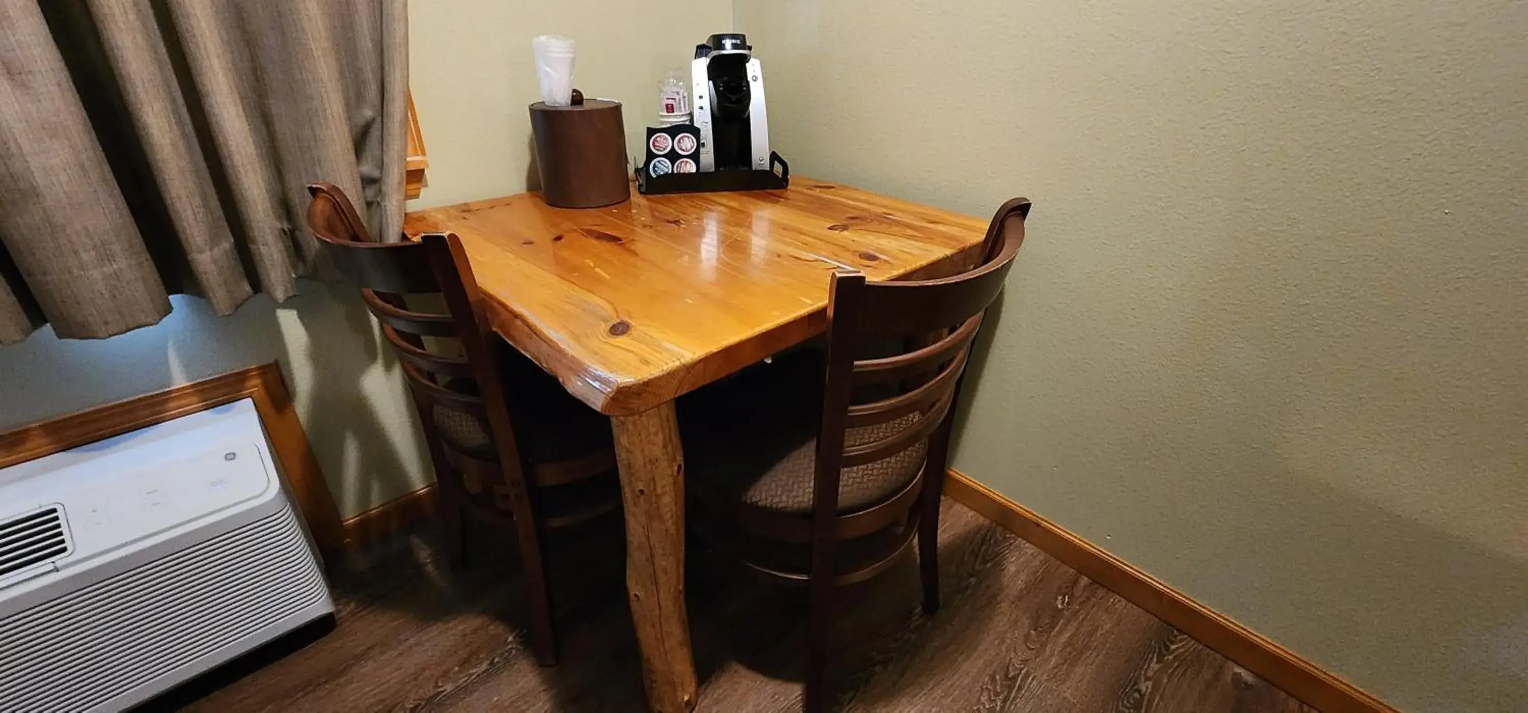 One Queen Deluxe Room (Non Pet Friendly Room) in Nisqually Lodge One Queen Deluxe Room (Non Pet Friendly Room) in Nisqually Lodge