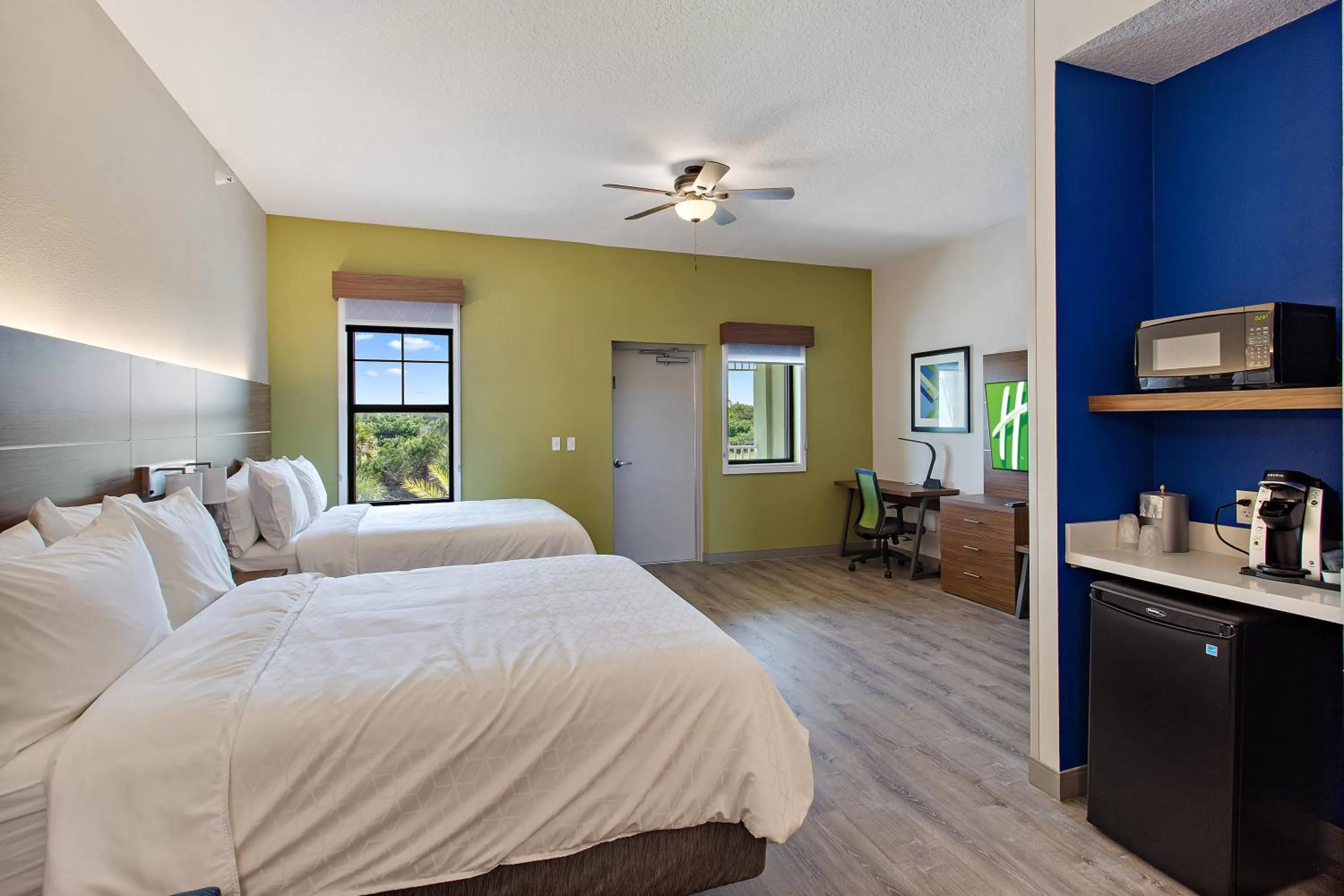 Property building, Bed in Holiday Inn Express St. Augustine - Vilano Beach by IHG