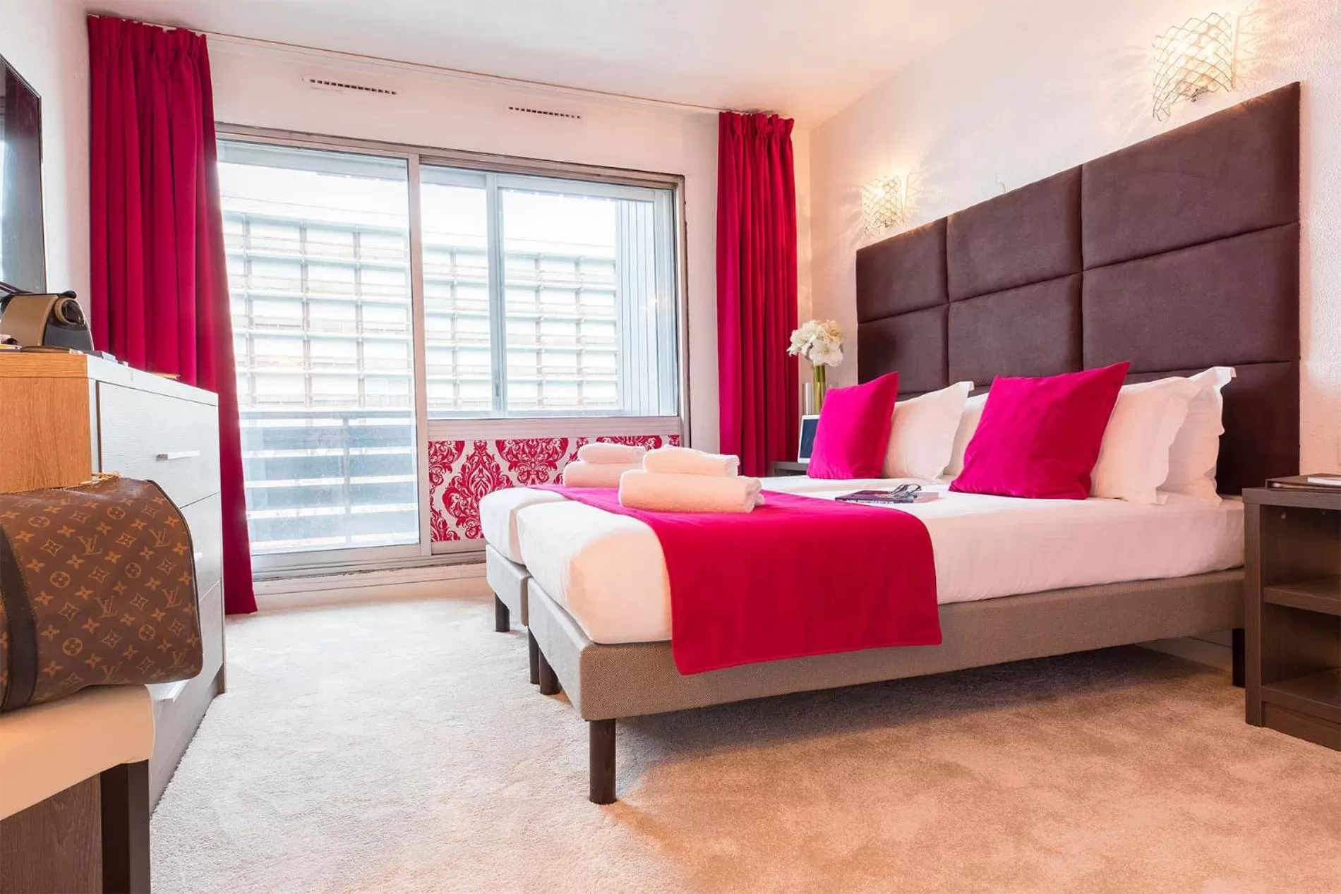 Bedroom, Bed in Madame Vacances - Hôtel Courchevel Olympic