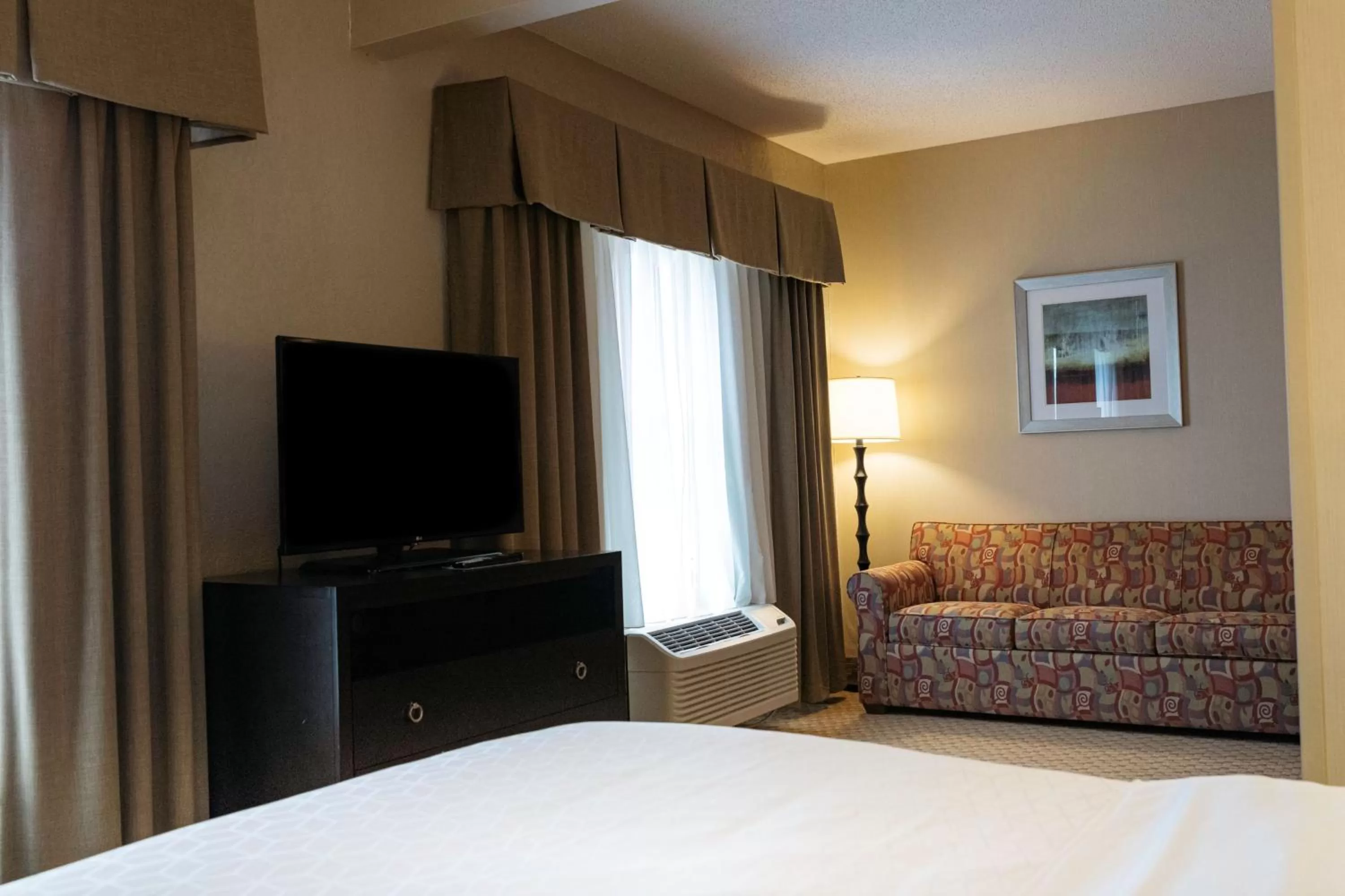 Photo of the whole room, Bed in Holiday Inn Express & Suites - Olathe North by IHG