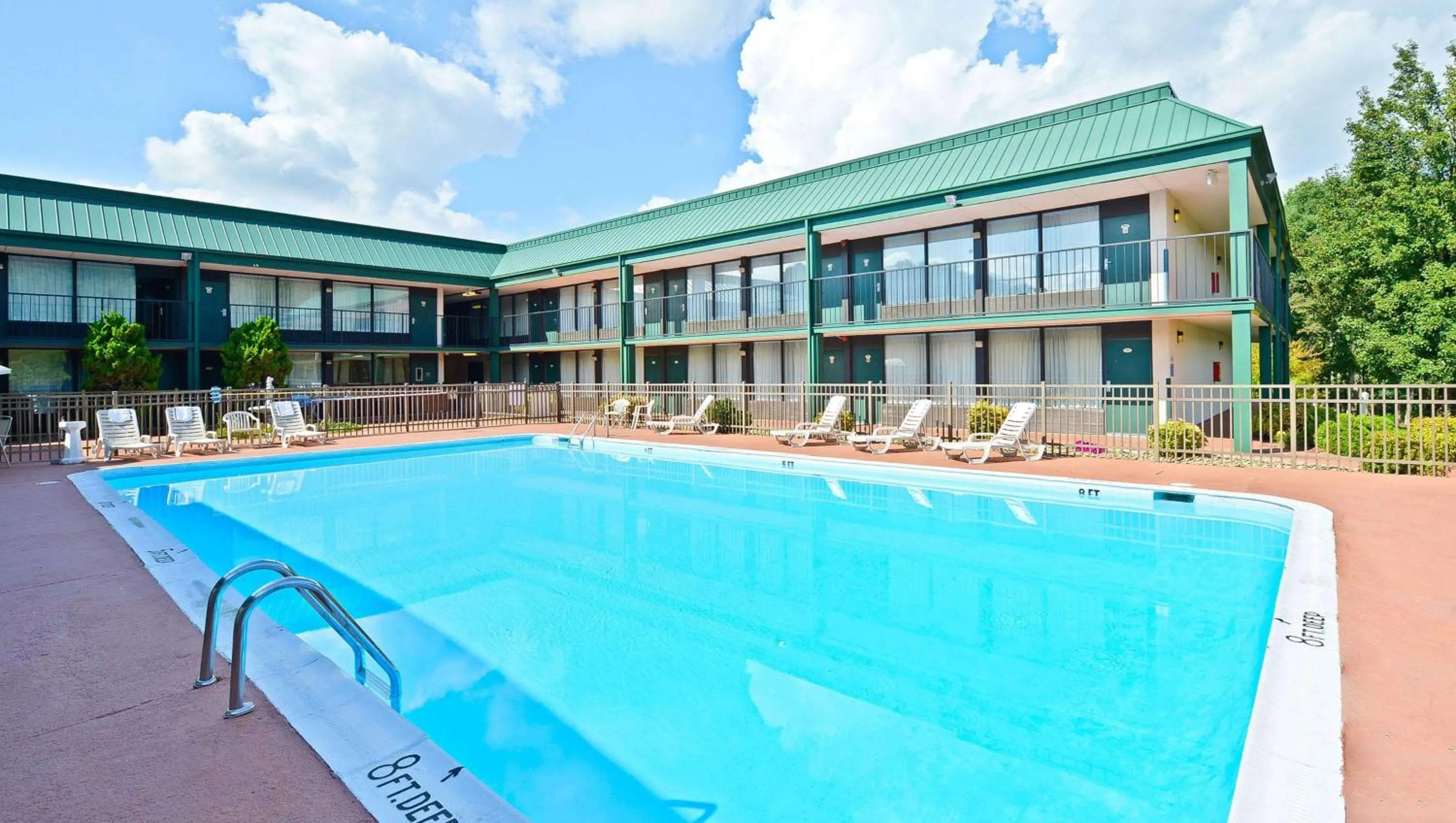 Swimming pool in Magnuson Hotel Mountain View