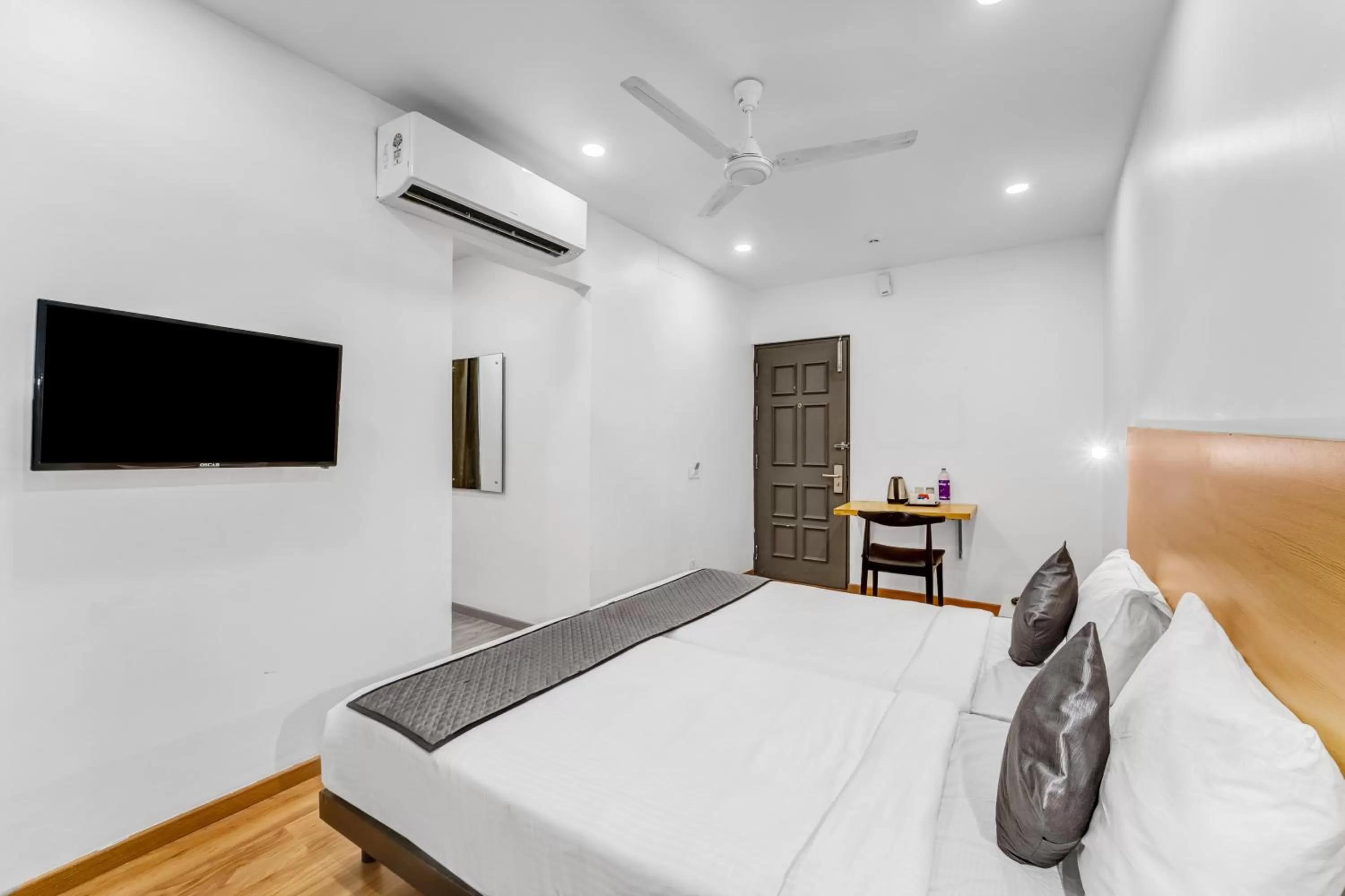 Communal lounge/ TV room, Bed in UPAR Hotels Thoraipakkam, OMR