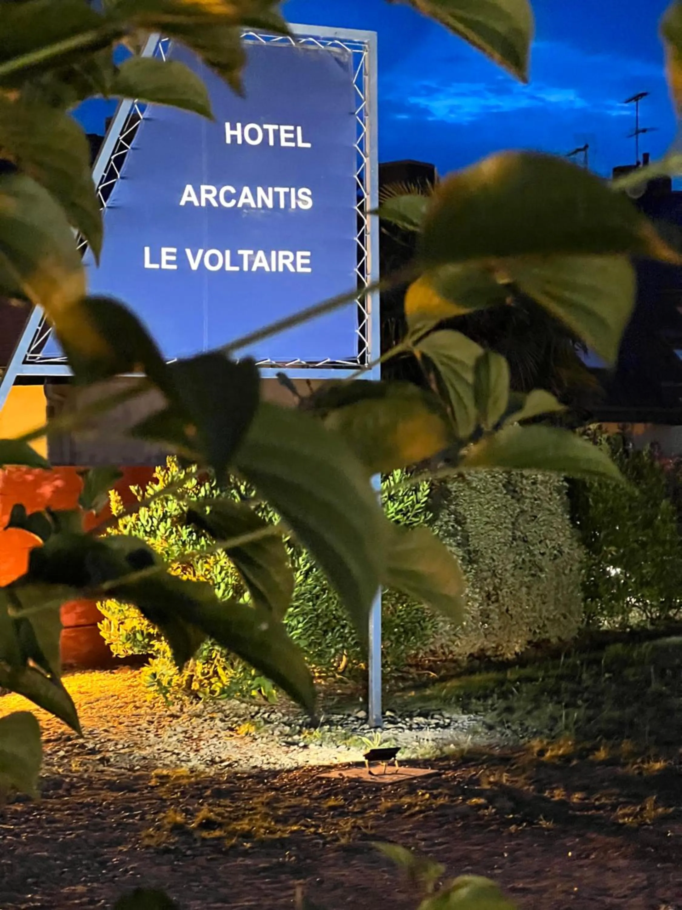 Night in Hotel Arcantis Le Voltaire