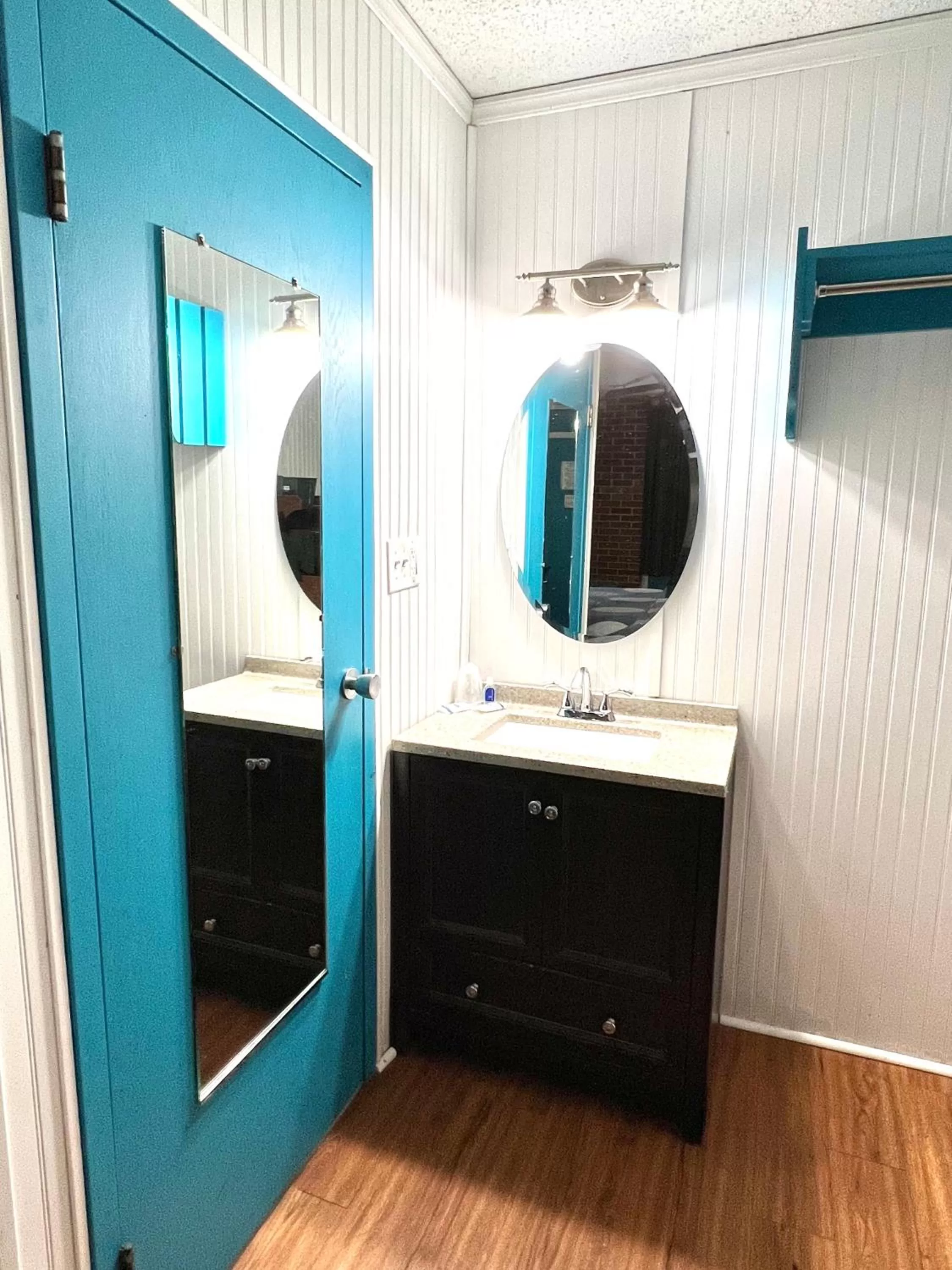 hair dresser in Rodeway inn- Nashville airport - Downtown - Mexican Restaurant on site