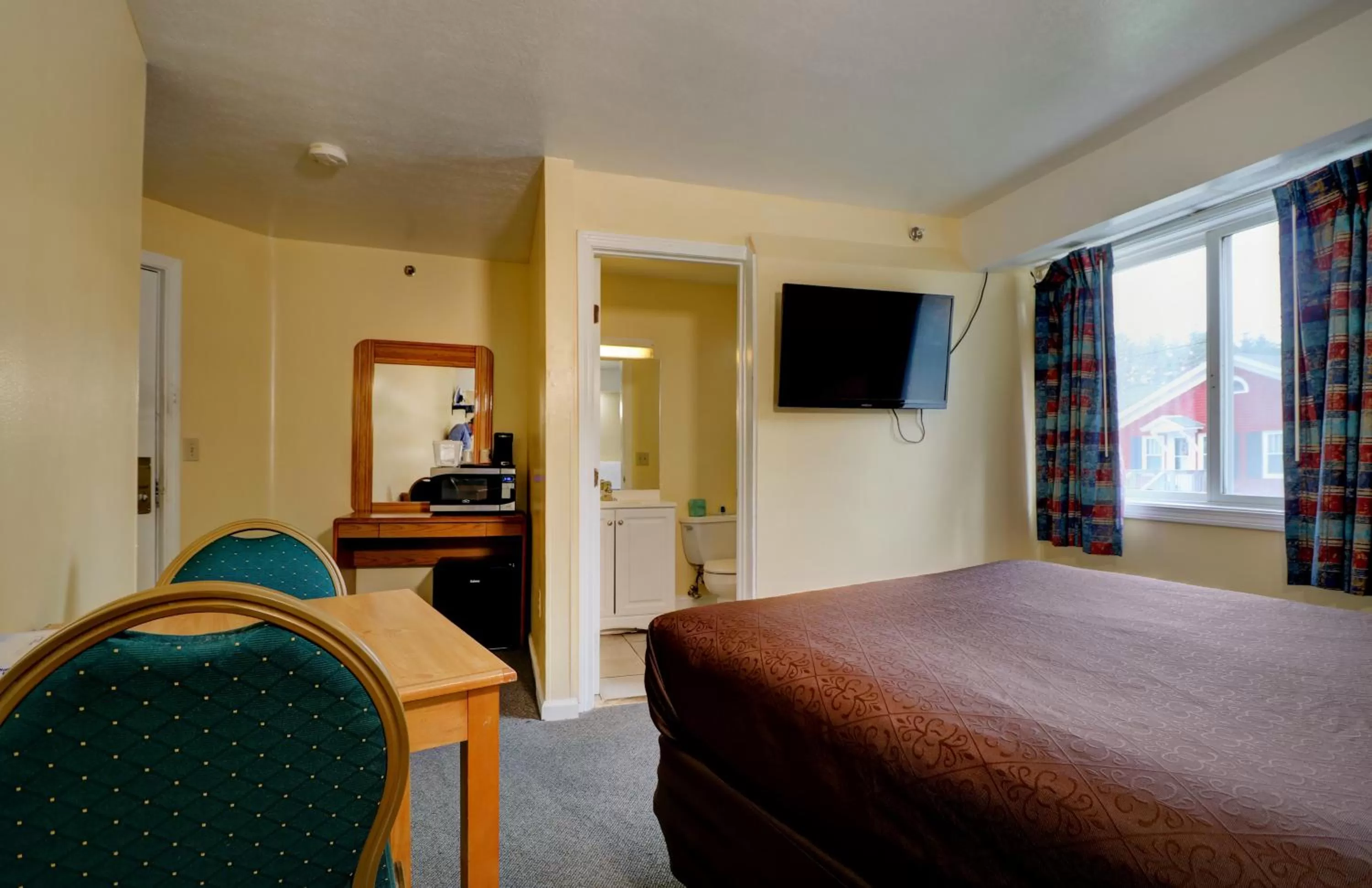 Photo of the whole room, Bed in Classic Inn