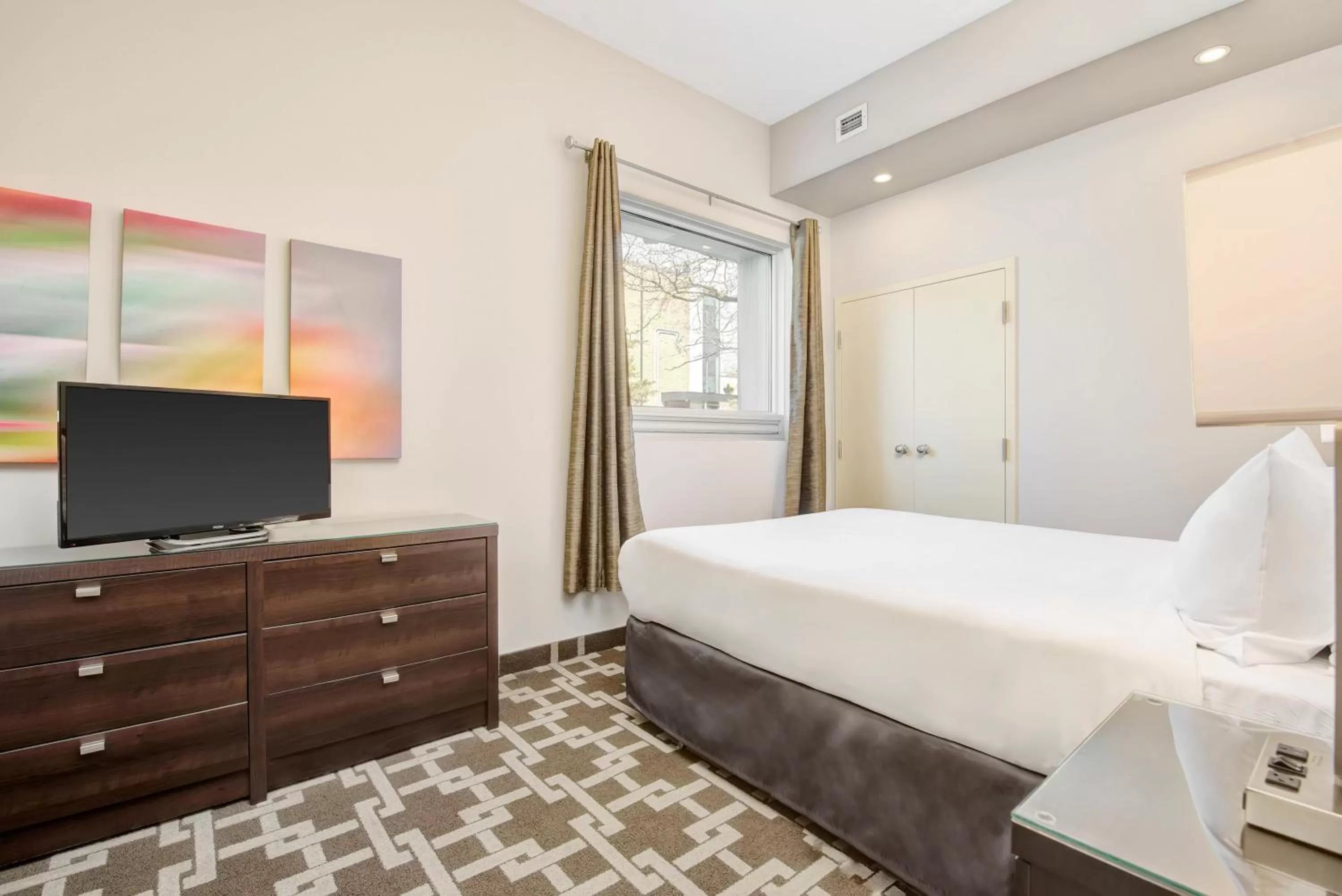 Bedroom, Bed in Willowdale Hotel Toronto North York