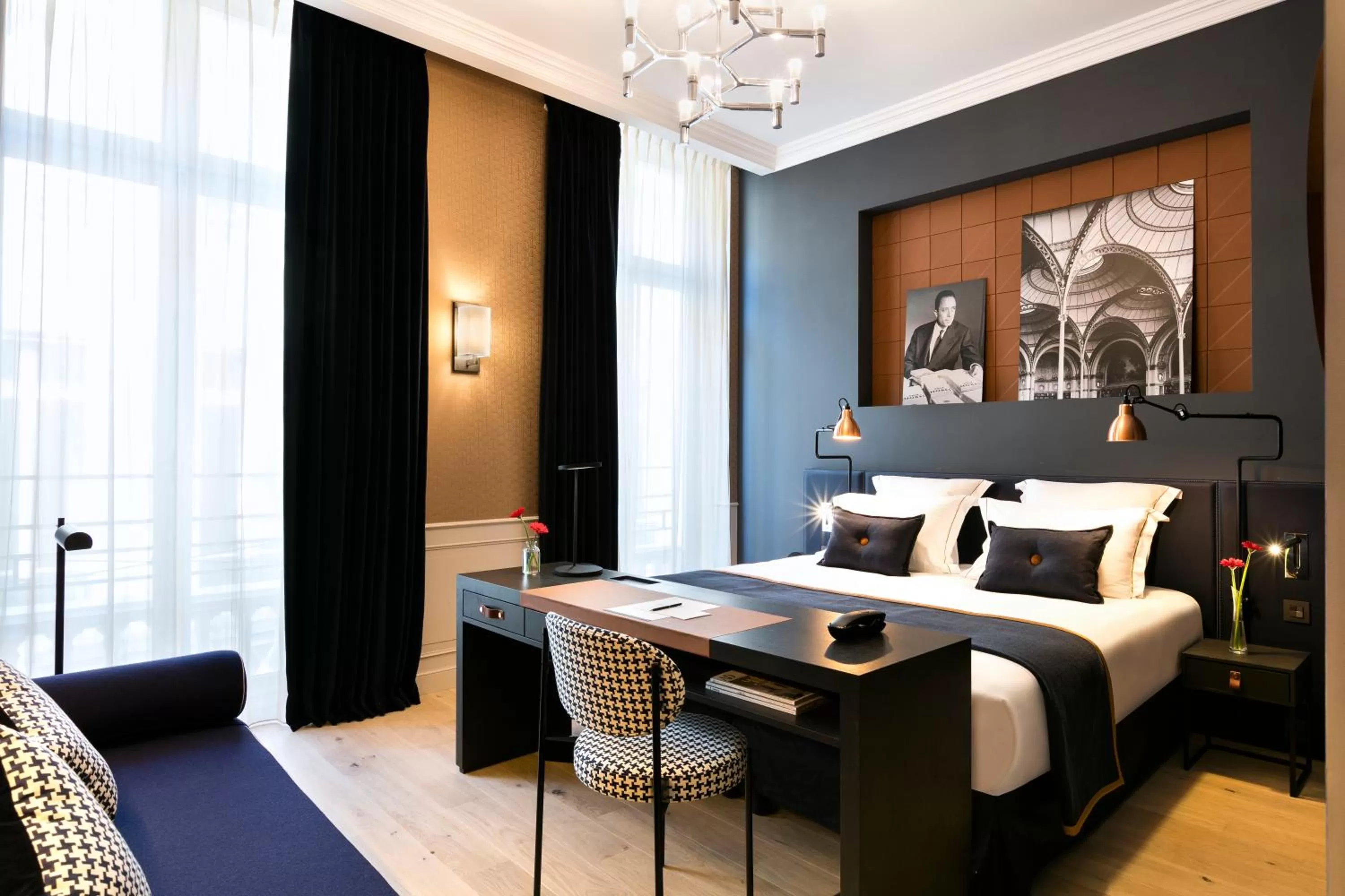 Photo of the whole room, Bed in Hôtel Square Louvois