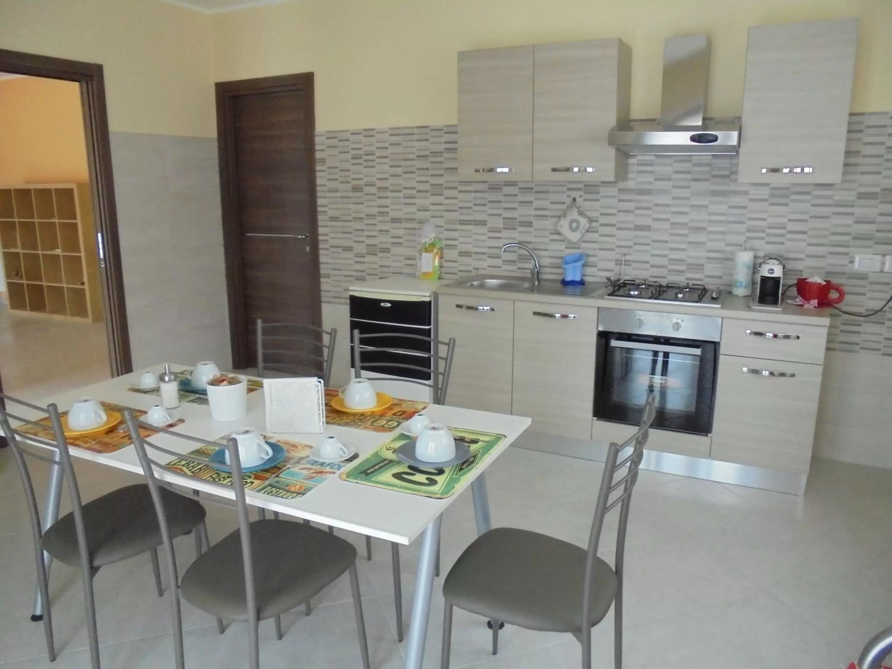 Communal kitchen, Dining Area in B&B KARISMA