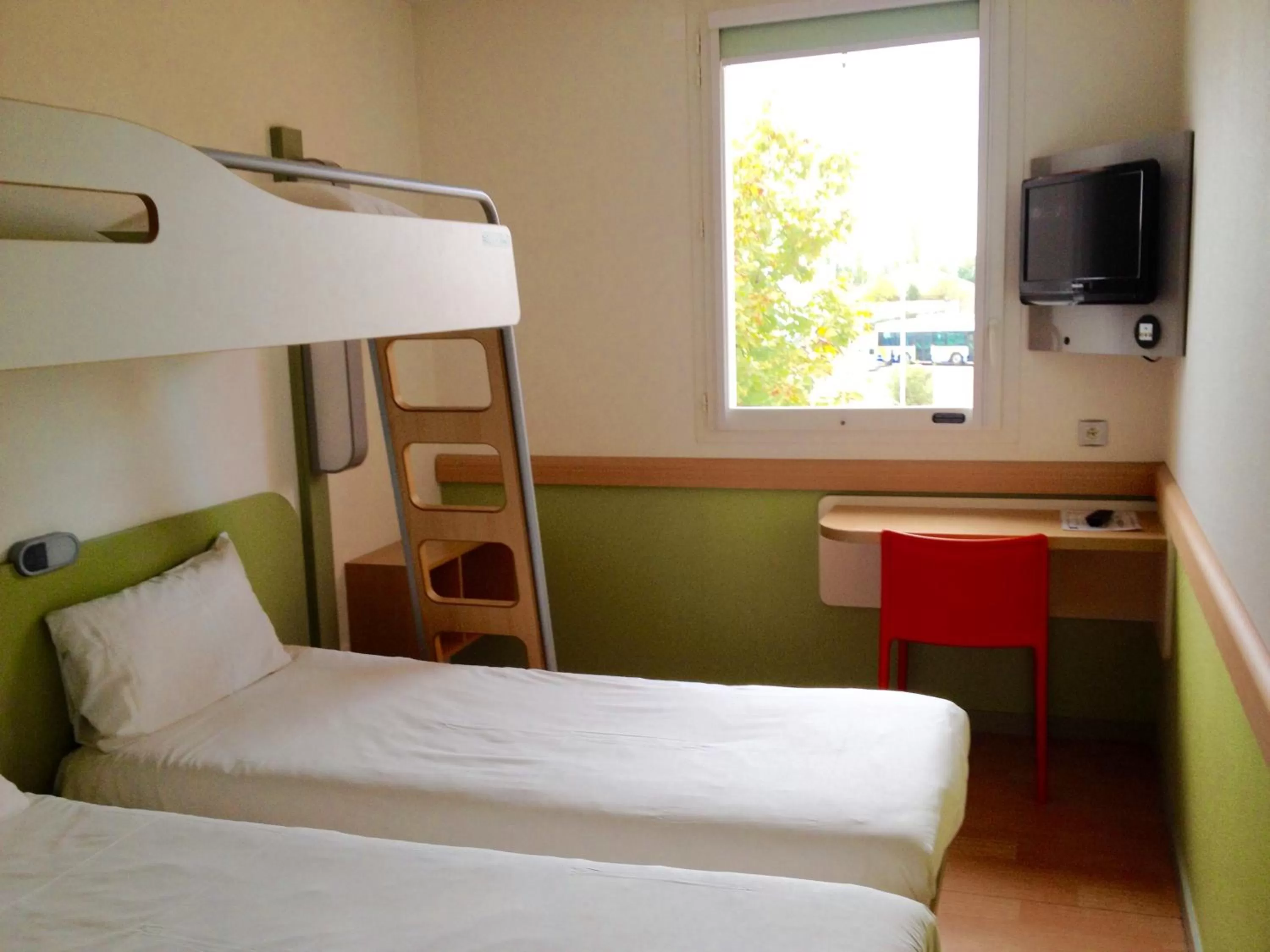 Bedroom, Bed in Ibis Budget Roanne Hôtel