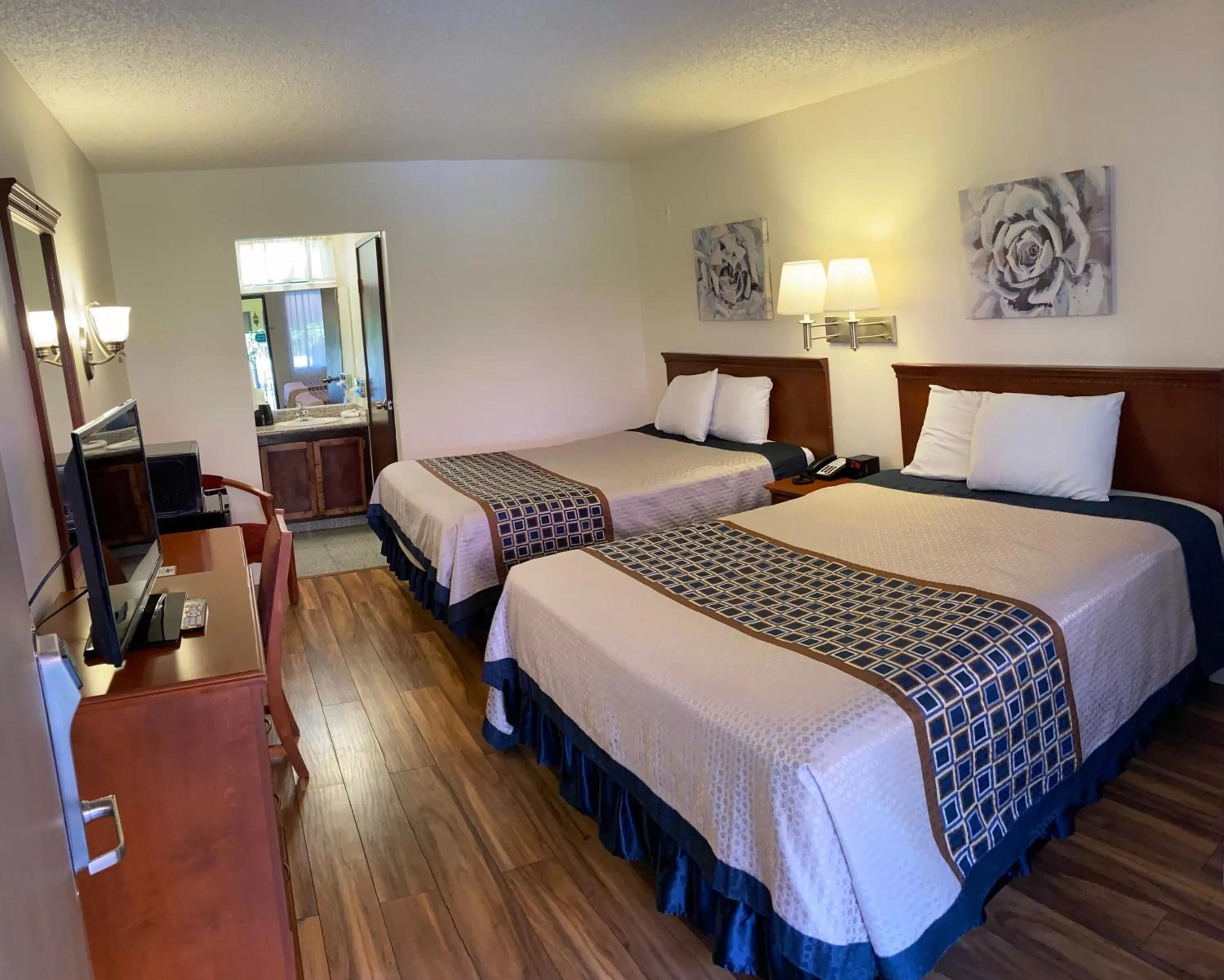 Bed in Vantage Point Inn - Woodland Hills