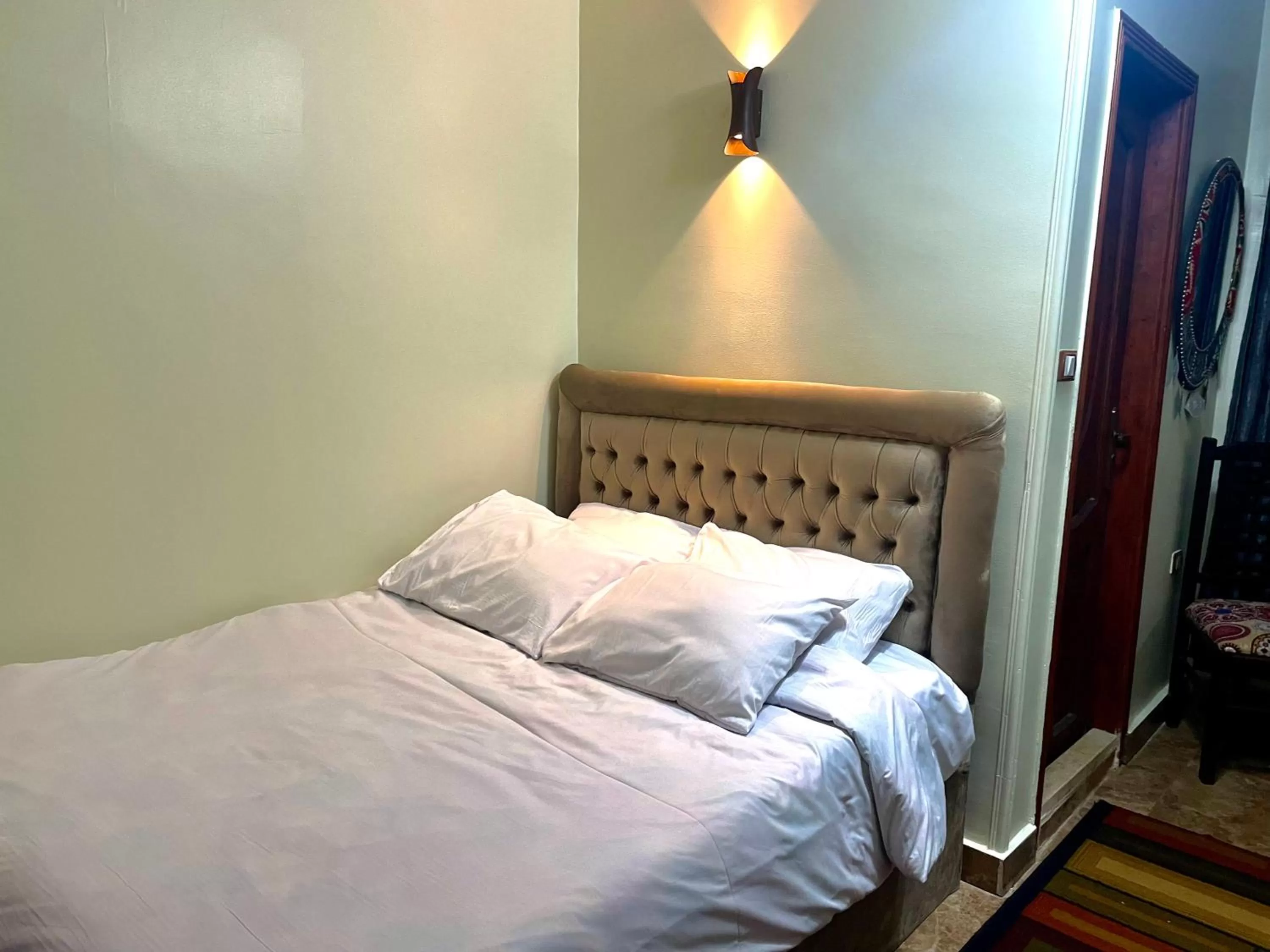 Bed in Sphinx palace pyramids view