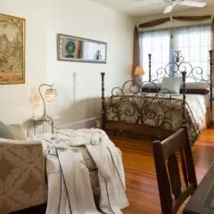 Property building, Bed in Casa de Suenos B & B