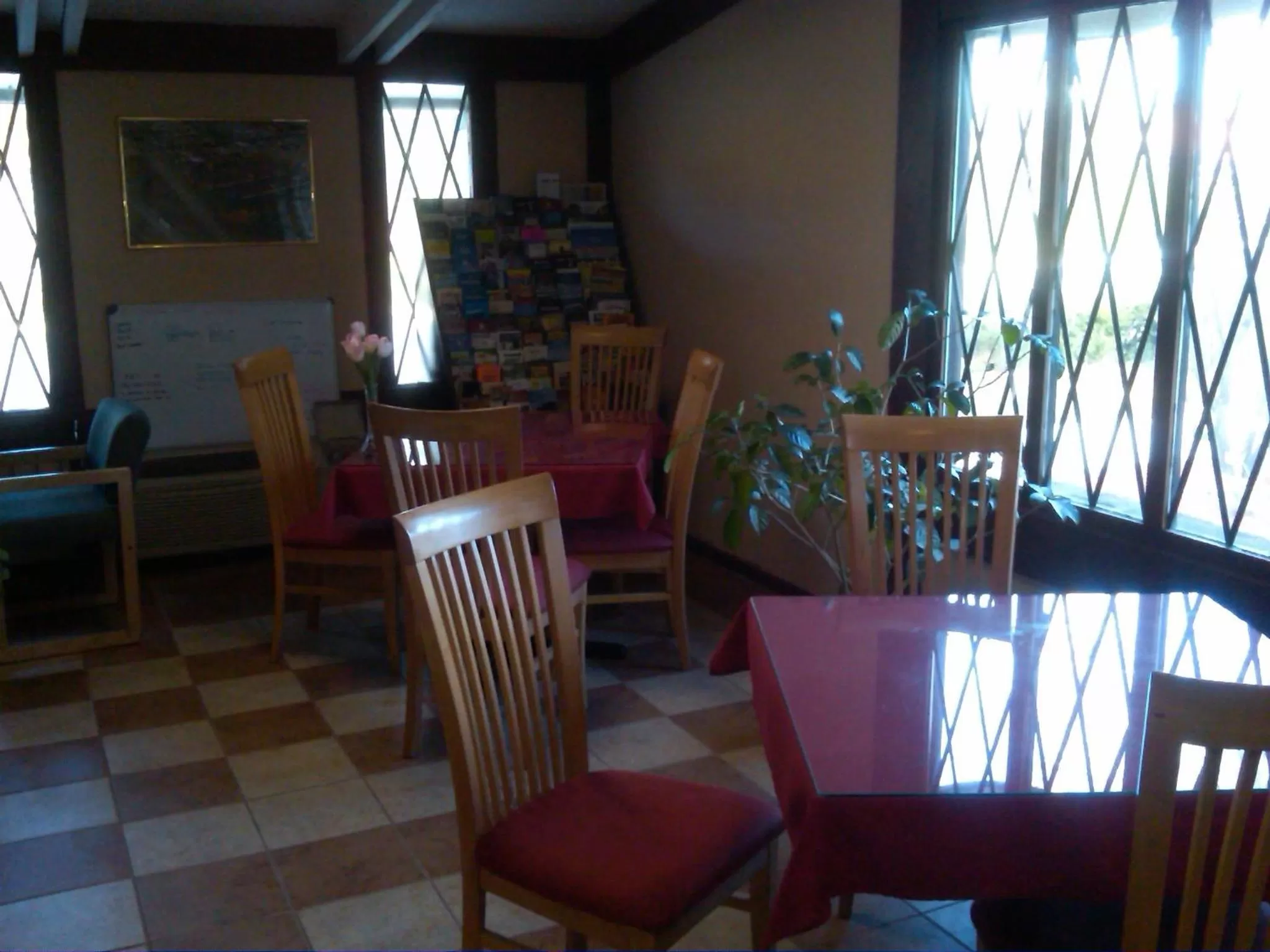 Dining area in Knights Inn - Battle Creek