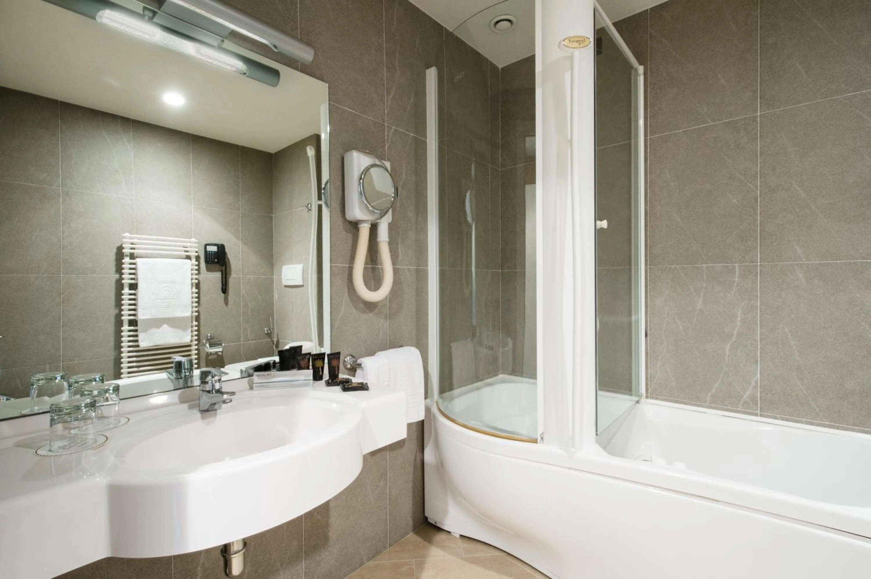 Bathroom in Hotel Viest