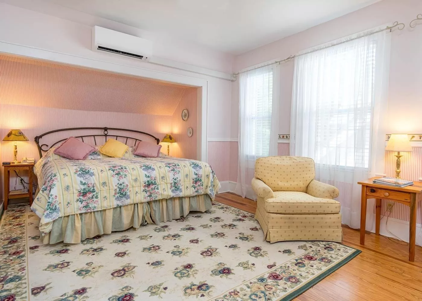 Bedroom, Bed in Highland Lake Inn & Resort - Flat Rock